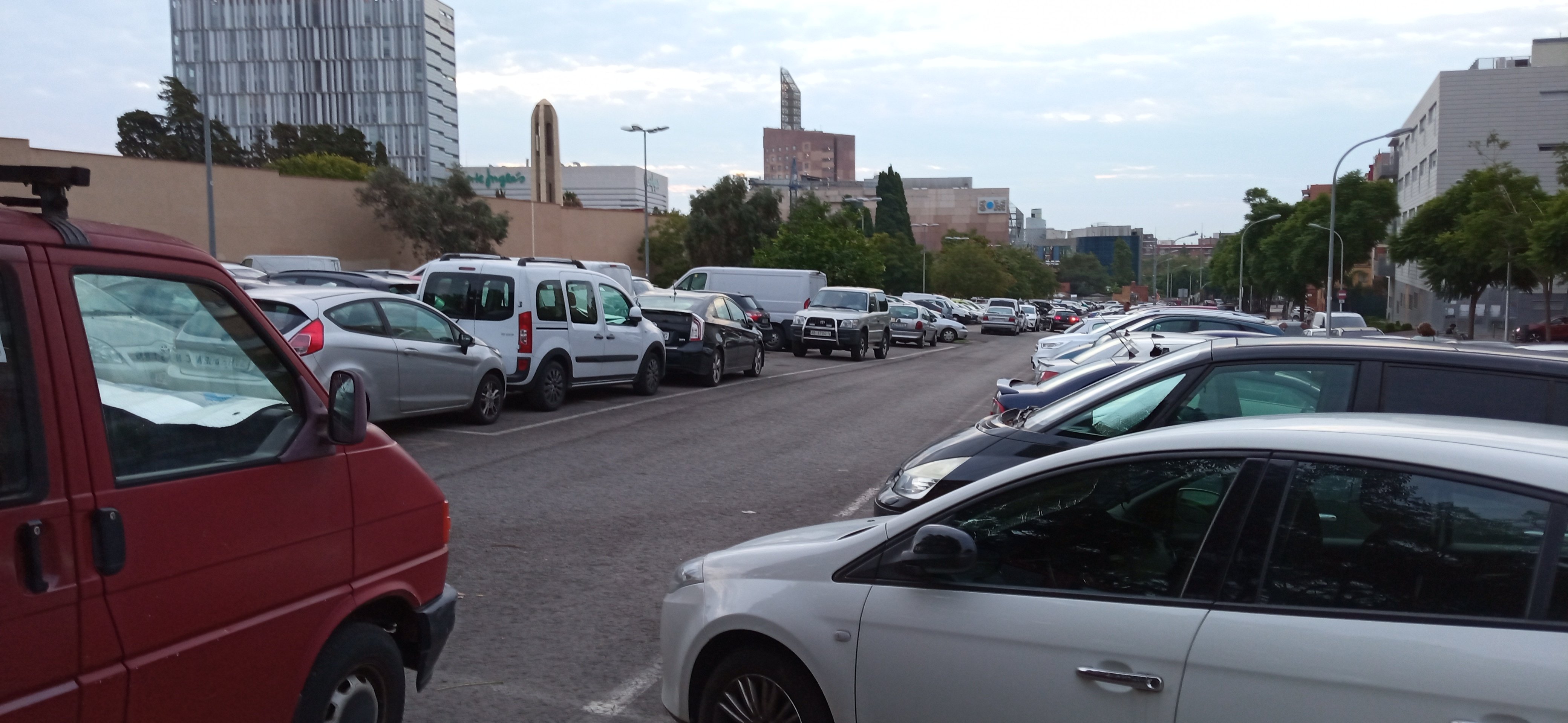 Un tanatorio más y 300 aparcamientos menos en torno al cementerio de Sant Andreu