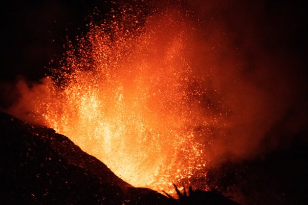 Erupción de lava en el volcán de cumbre vieja, la palma - Efe