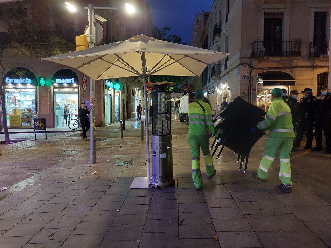 Barcelona retira mesas y sillas en terrazas sin licencia en la calle Blai