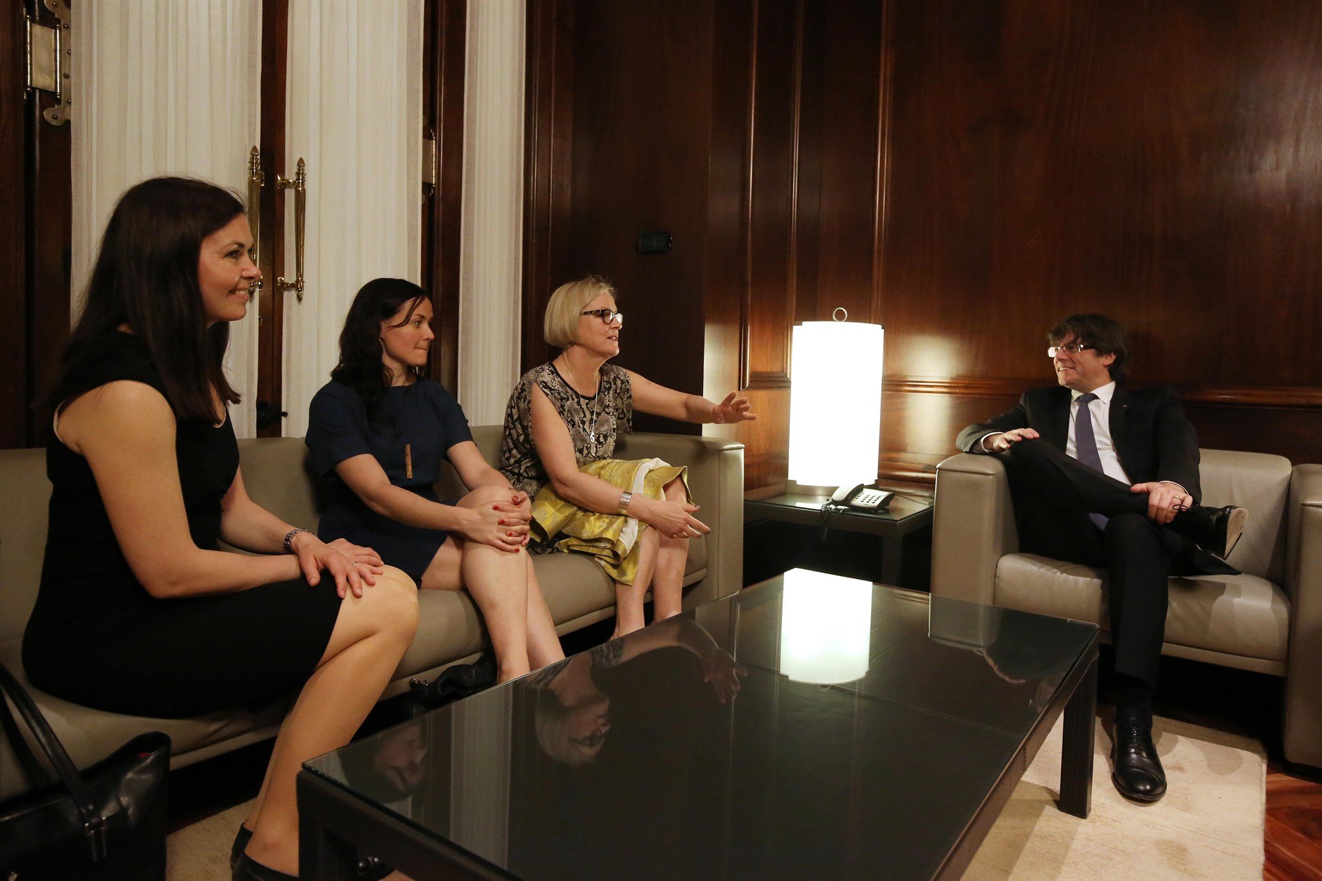 Puigdemont se reúne con diputadas liberales nórdicas en el Parlament