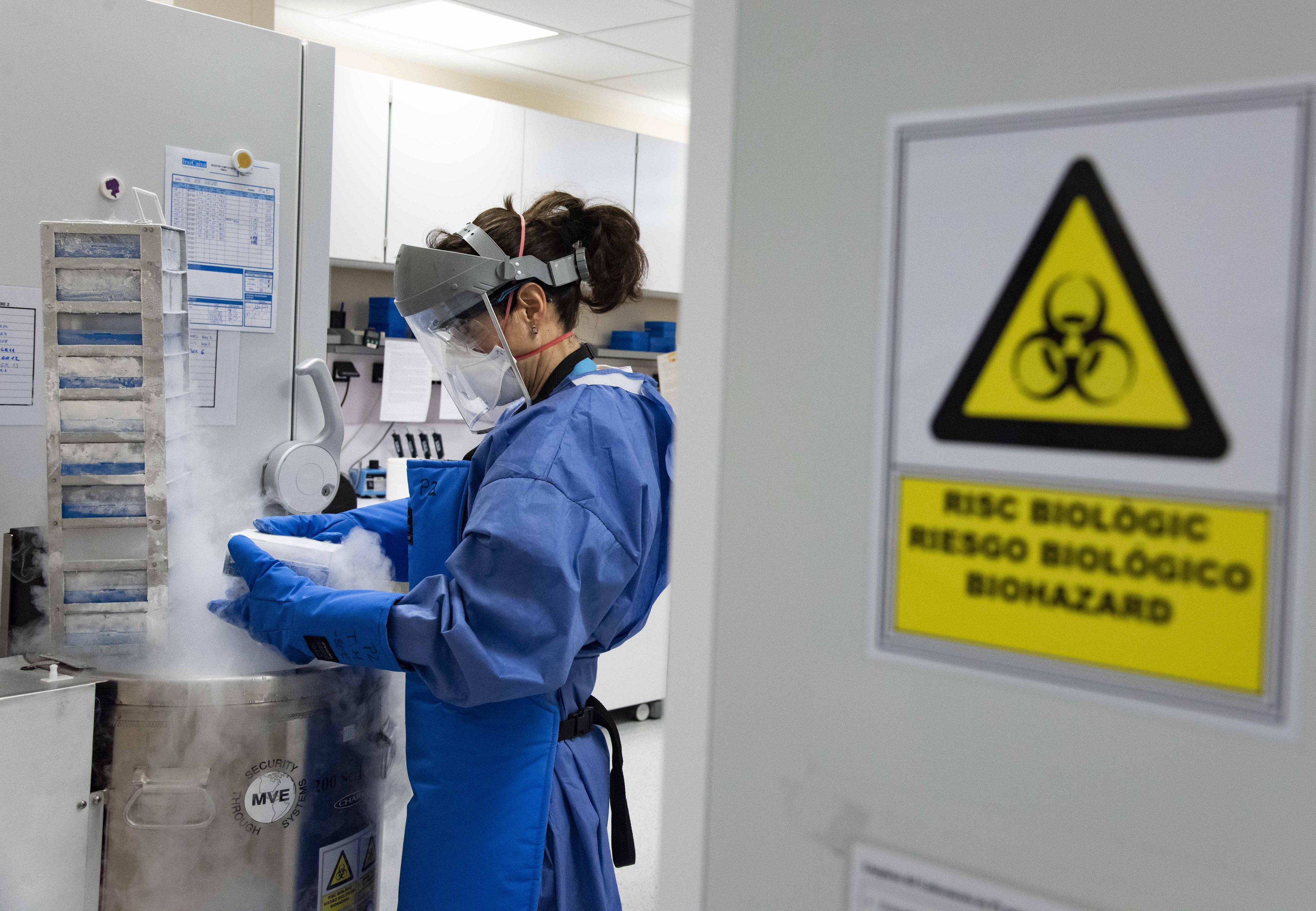 Una técnica de laboratorio trabaja durante la pandemia miedo covid 19