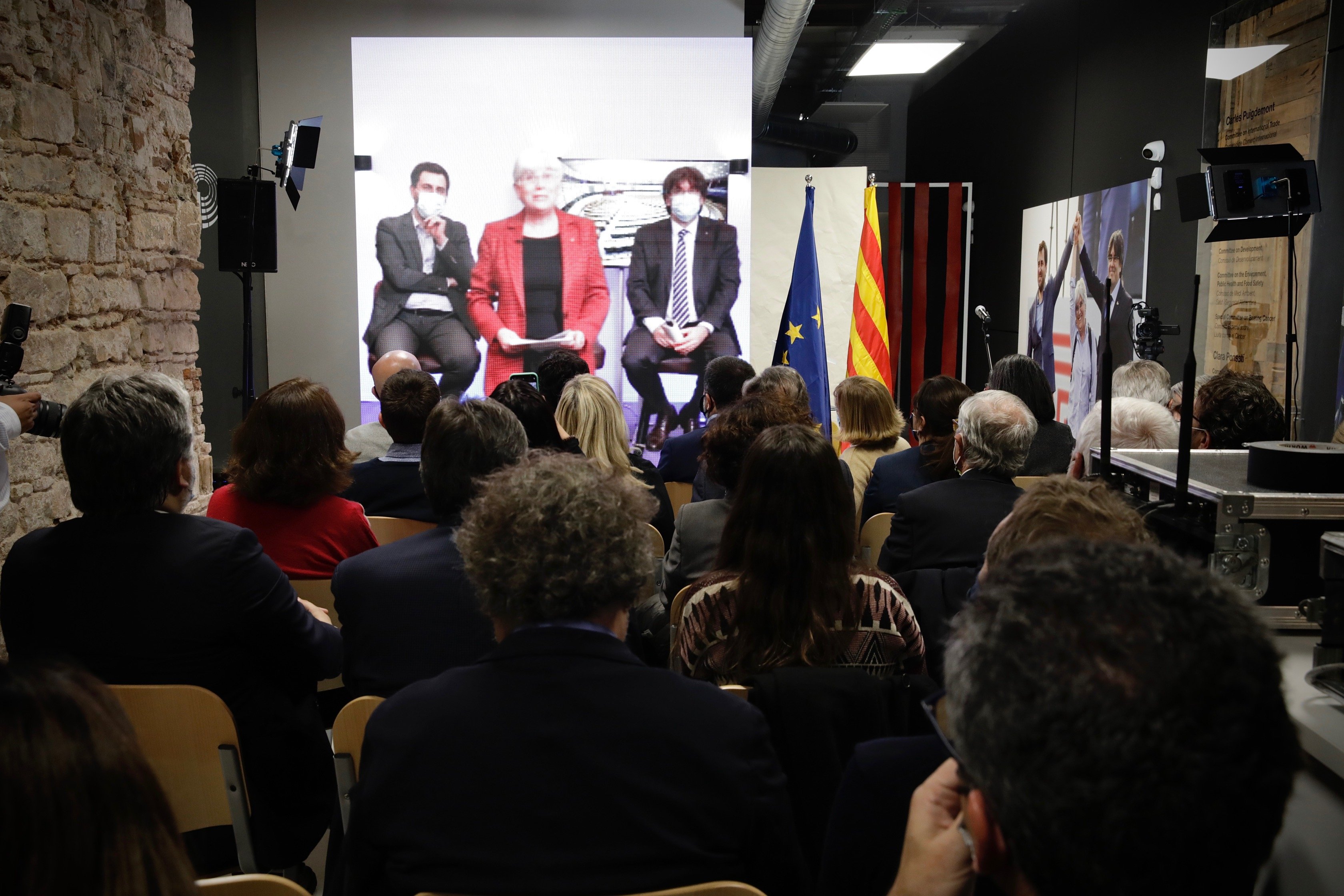 Puigdemont: "A diferència d'Europa, Espanya va pactar la Constitució amb feixistes"