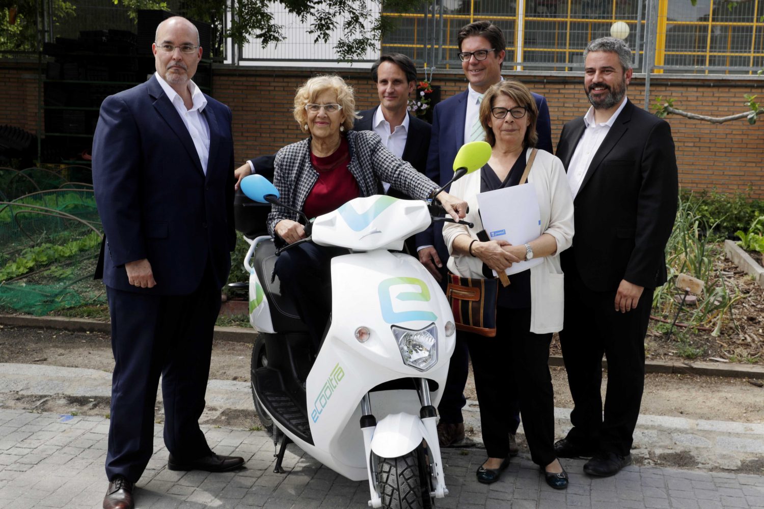 Carmena acull la moto elèctrica catalana a Madrid