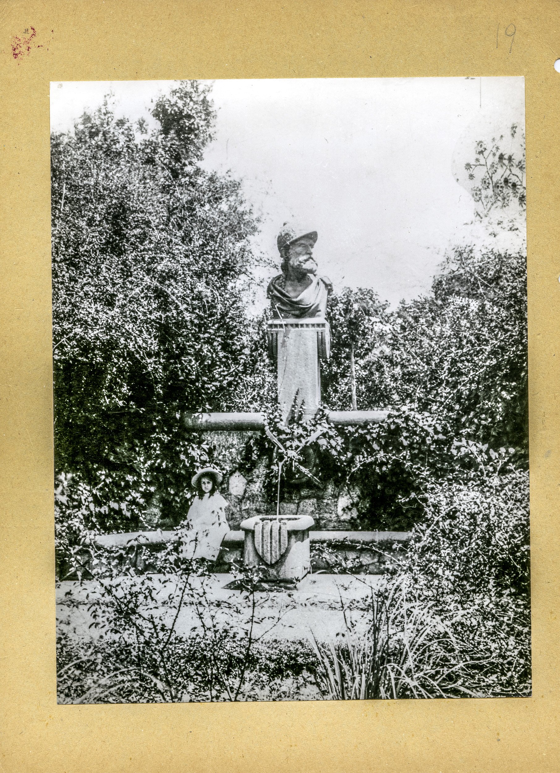 Fuente de Hércules busto rossen nobas foto catedra gaudi