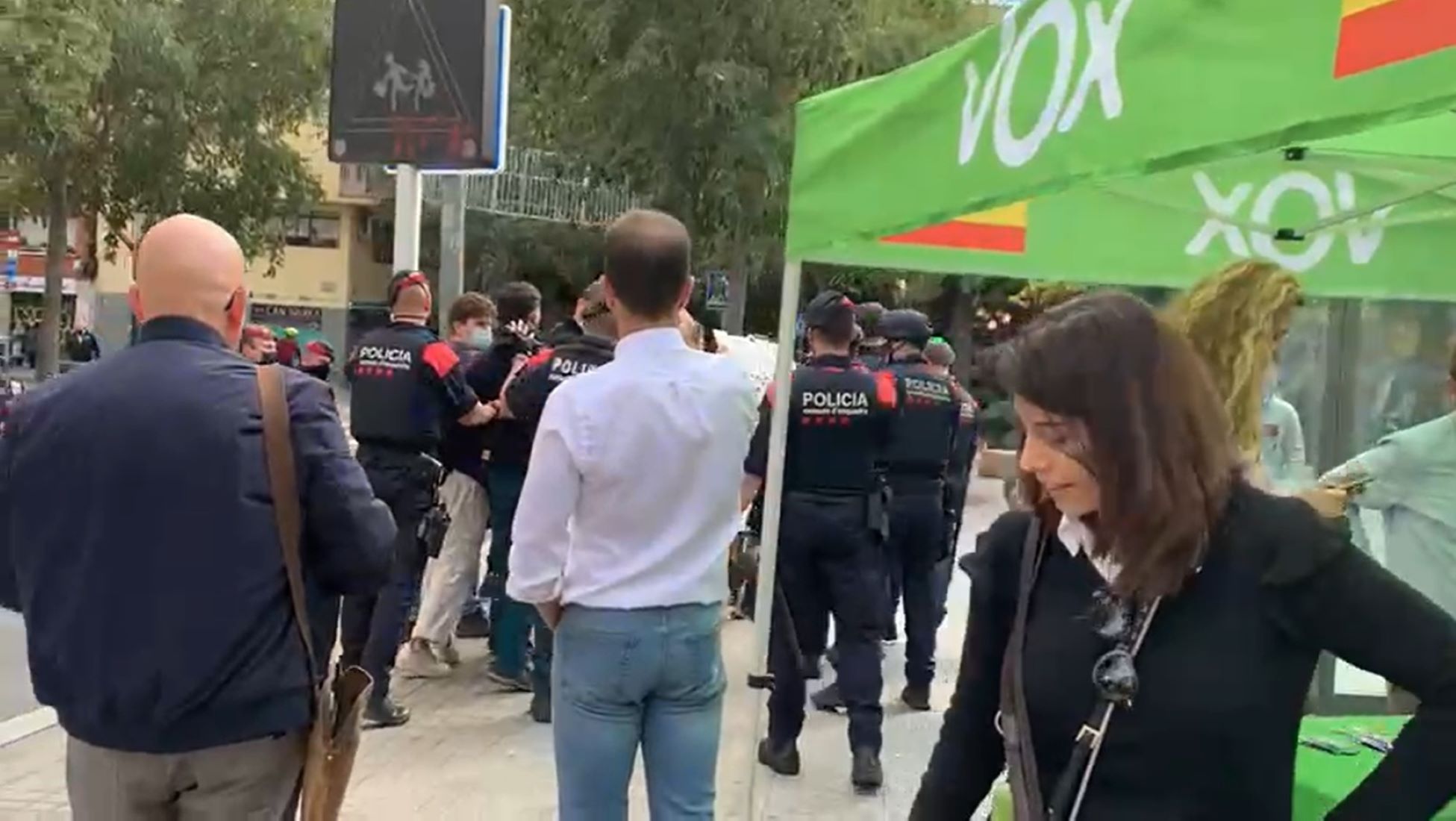 Una vintena d'antifeixistes identificats per protestar davant una parada de Vox