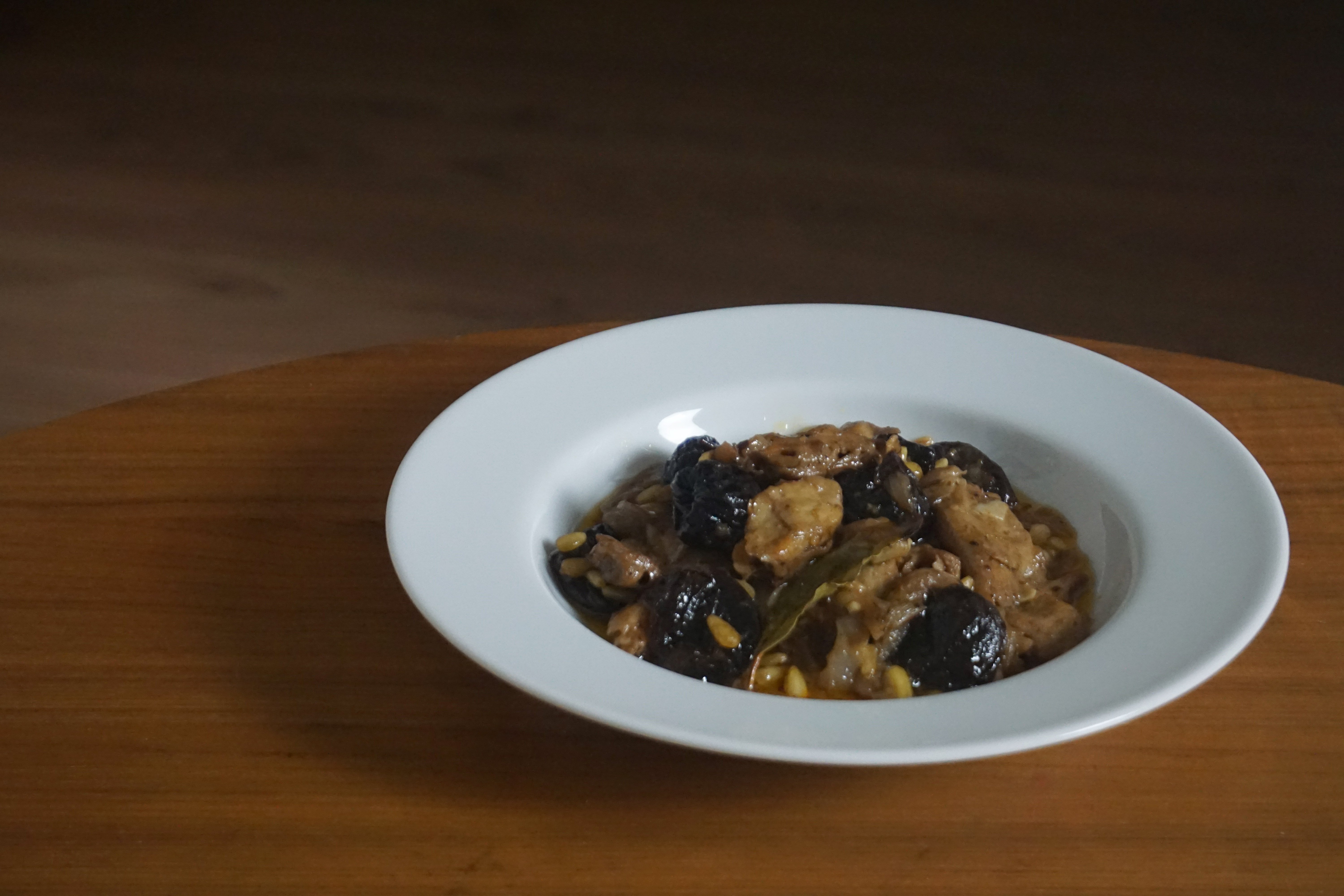 Pollo vegetal con pasas y piñones