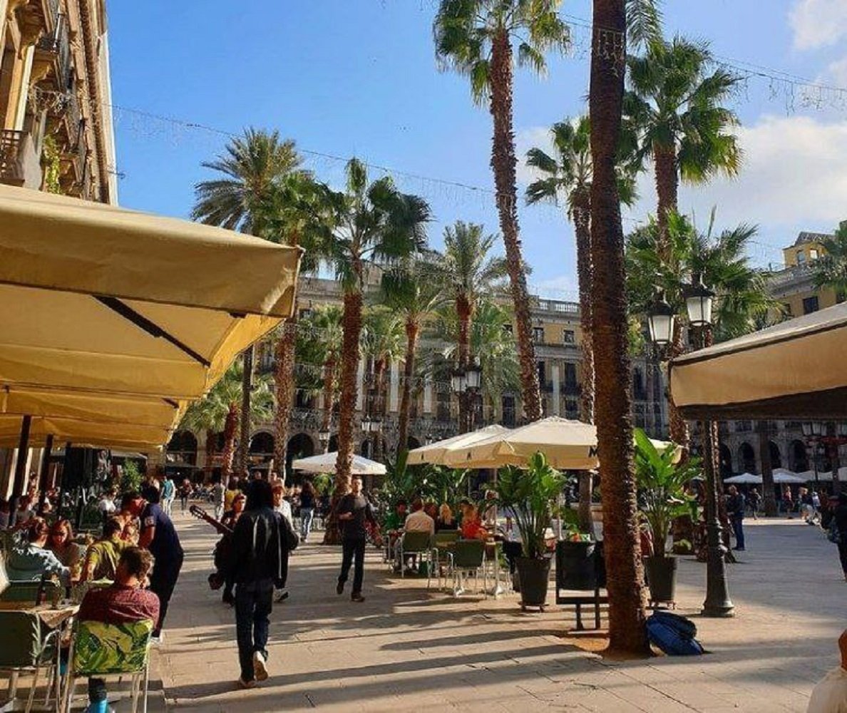 Veïns del Gòtic es revolten contra l’augment de terrasses a la plaça Reial