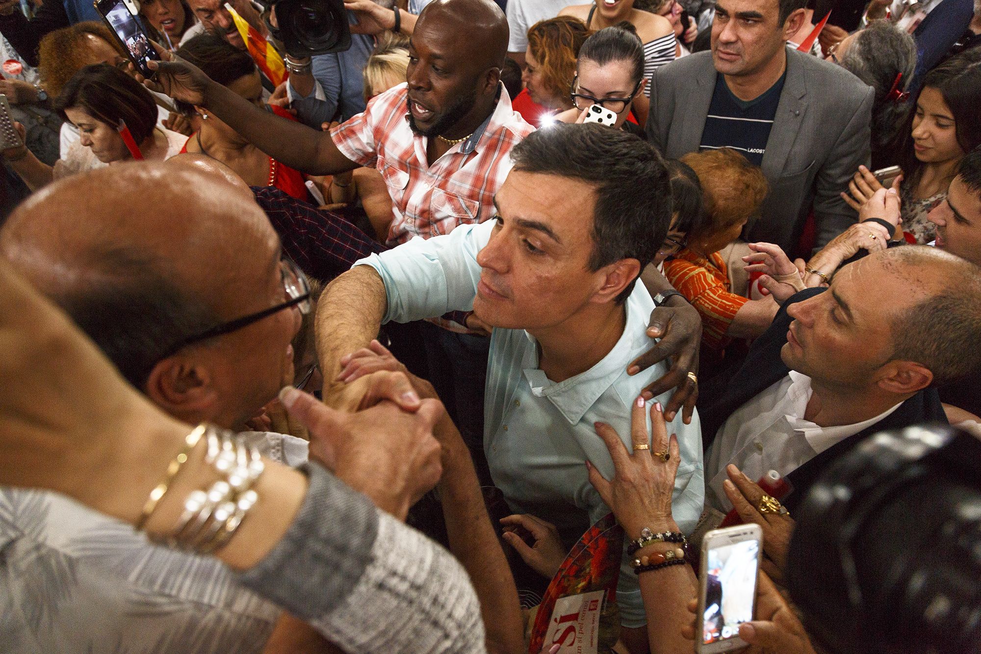 Polèmica per un suposat gest racista de Pedro Sánchez