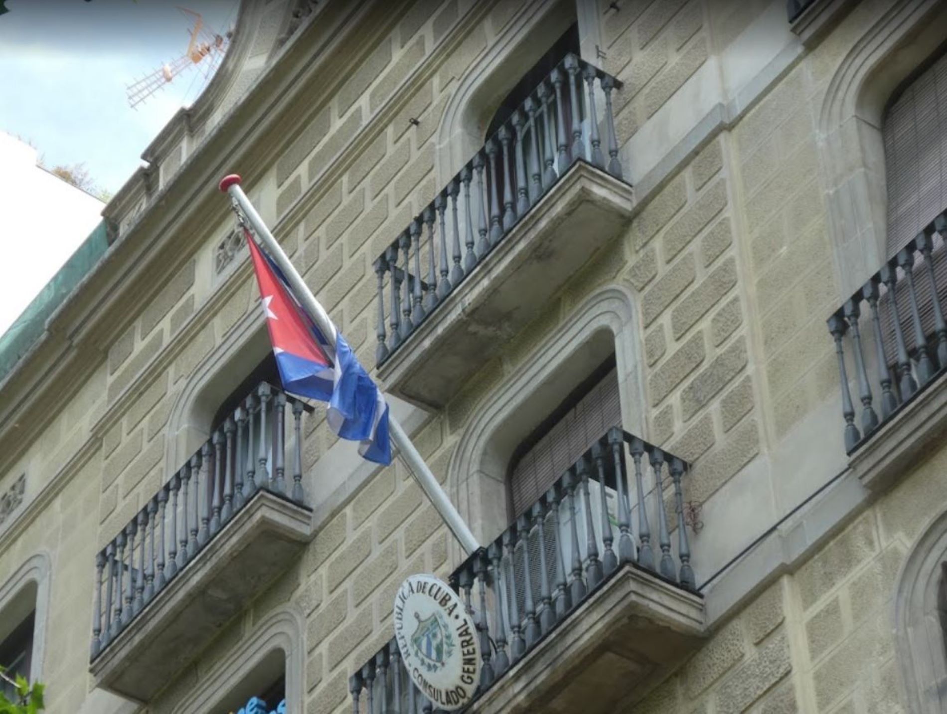 Tensión entre castristas y anticastristas delante del Consulado de Cuba