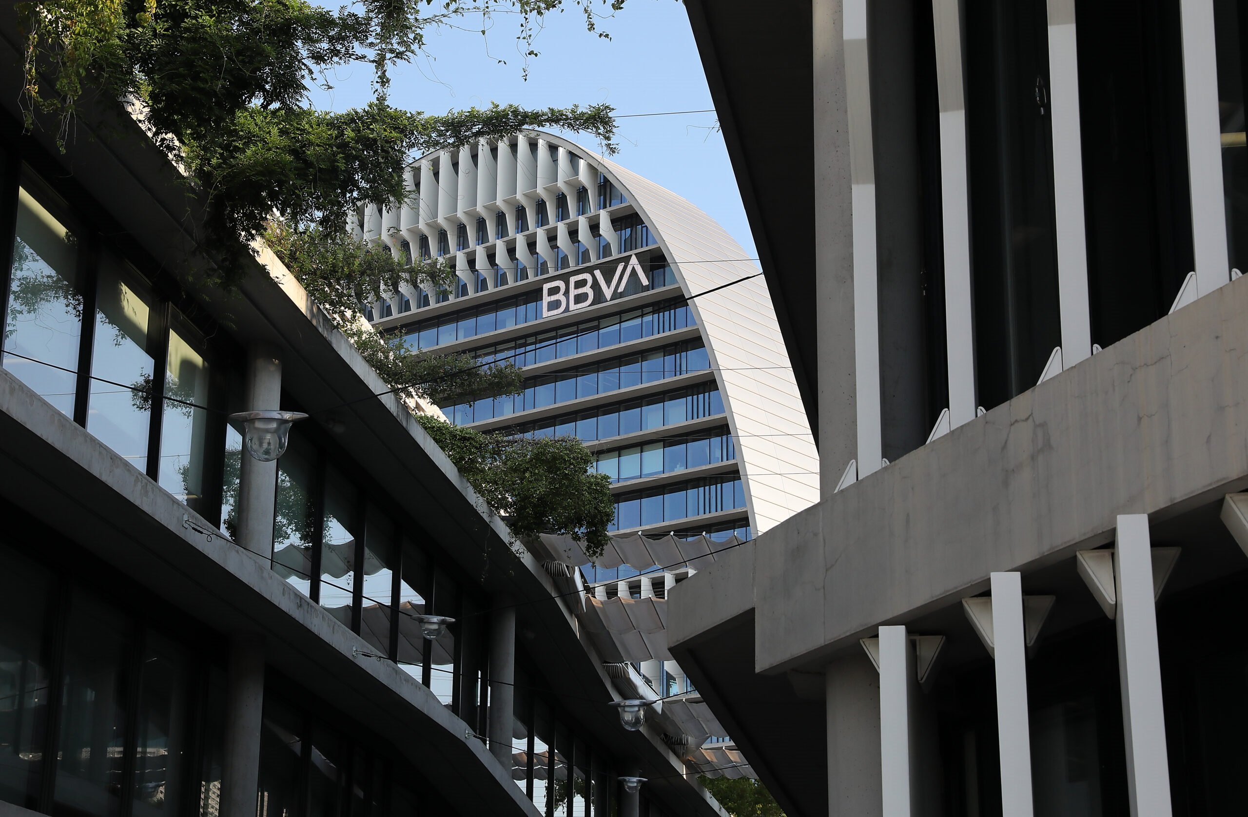 El Grupo BBVA gana 3.001 millones en el primer semestre, un 57% más