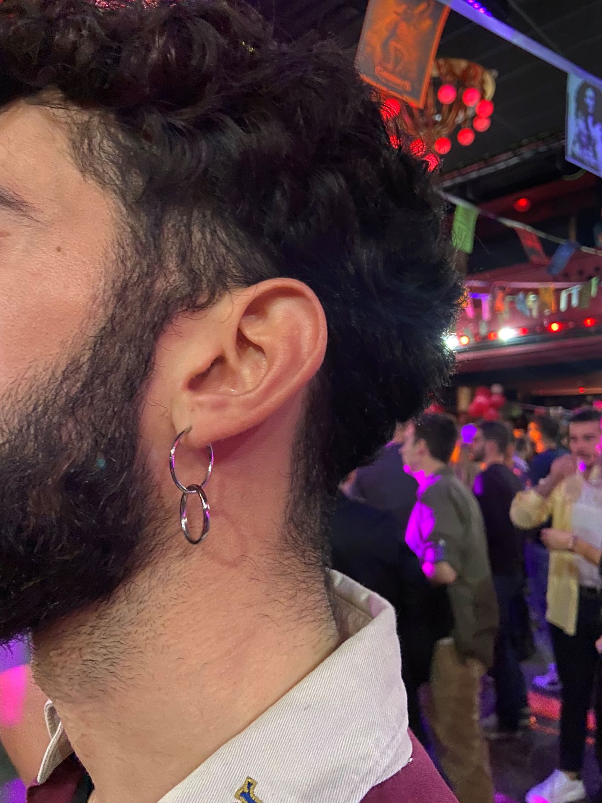 Un jove denuncia que li veten l'entrada a un bar de Barcelona per dur arracades