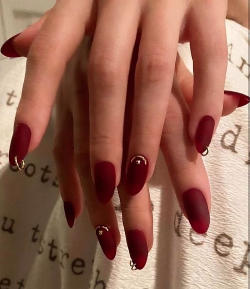 Uñas de Selena Gómez