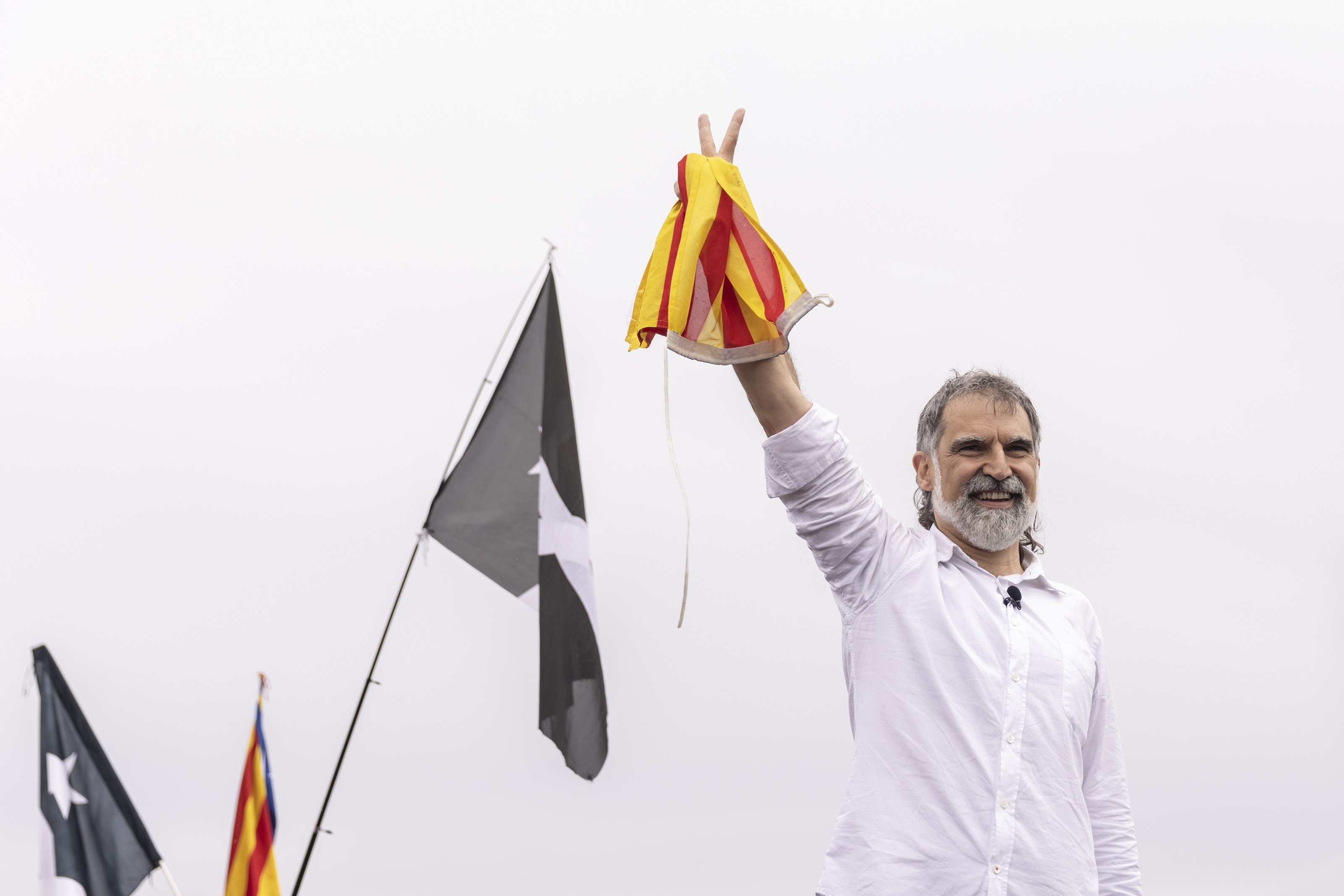 Òmnium pide desobedecer la sentencia del Supremo y blindar el catalán en la escuela