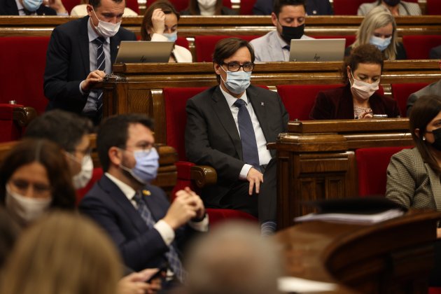 El lider de la oposición, PSC, Salvador Illa mira Pere Aragonès, sesión de control del Parlament - Sergi Alcàzar