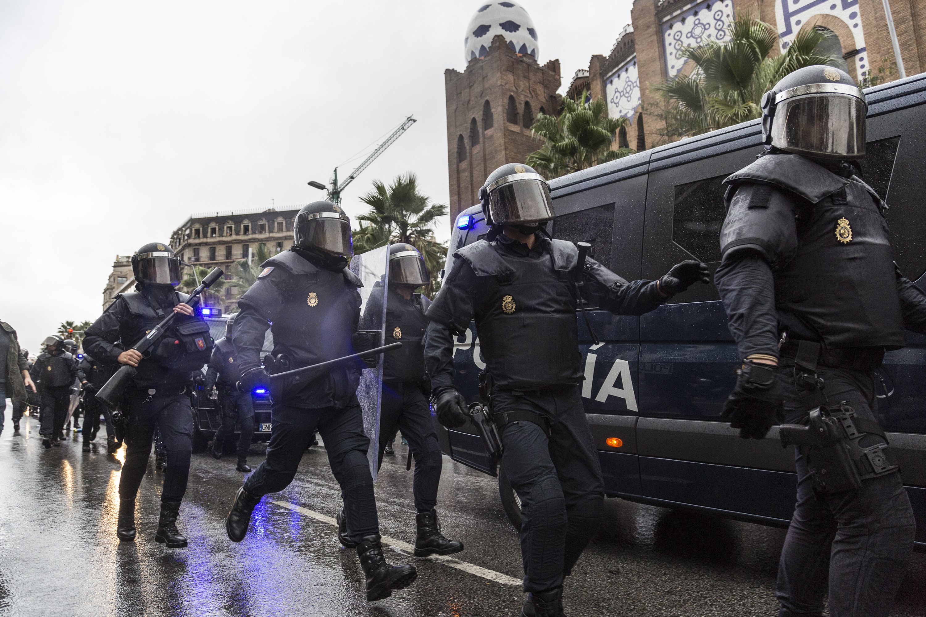 45 policías españoles serán juzgados por las cargas del 1-O en Barcelona