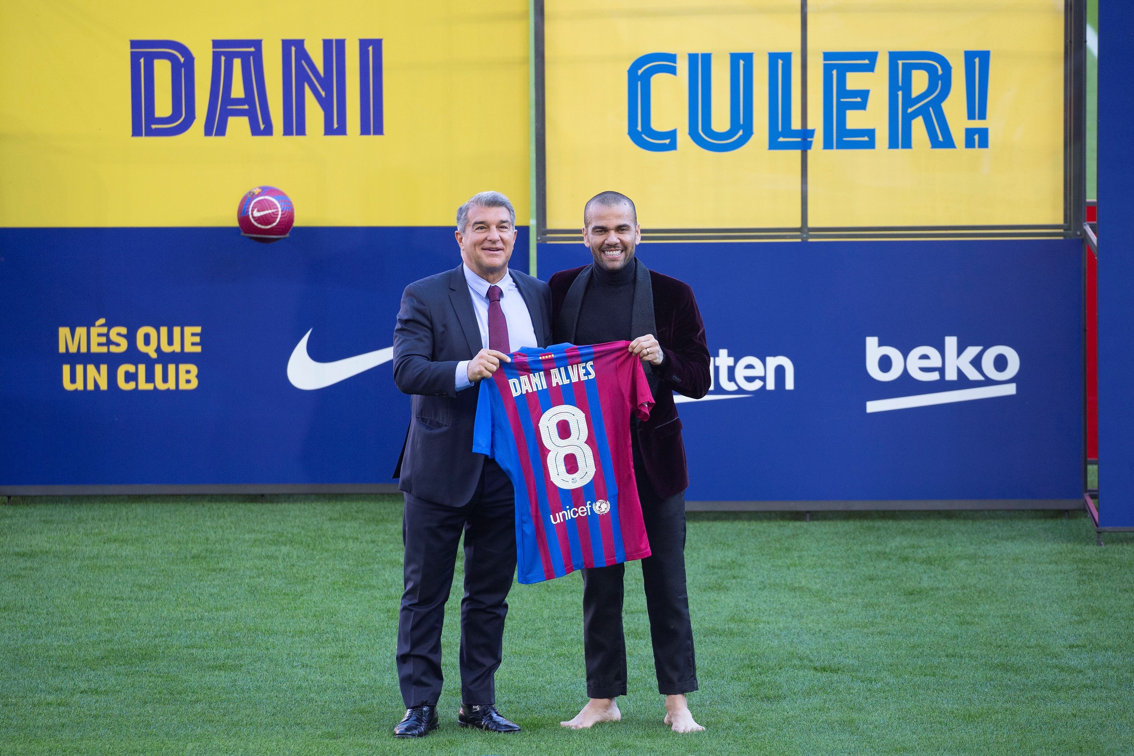 Dani Alves promete "alegría" a los culés y Laporta no descarta el retorno de Messi al Barça