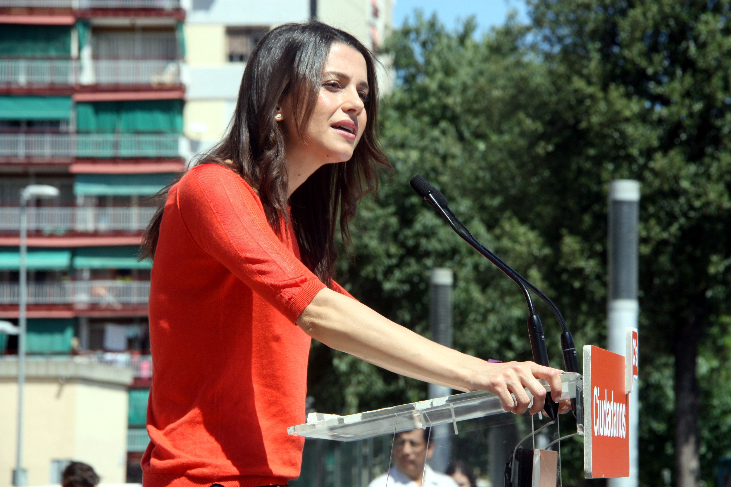 Arrimadas es despulla (emocionalment) a L’Hospitalet