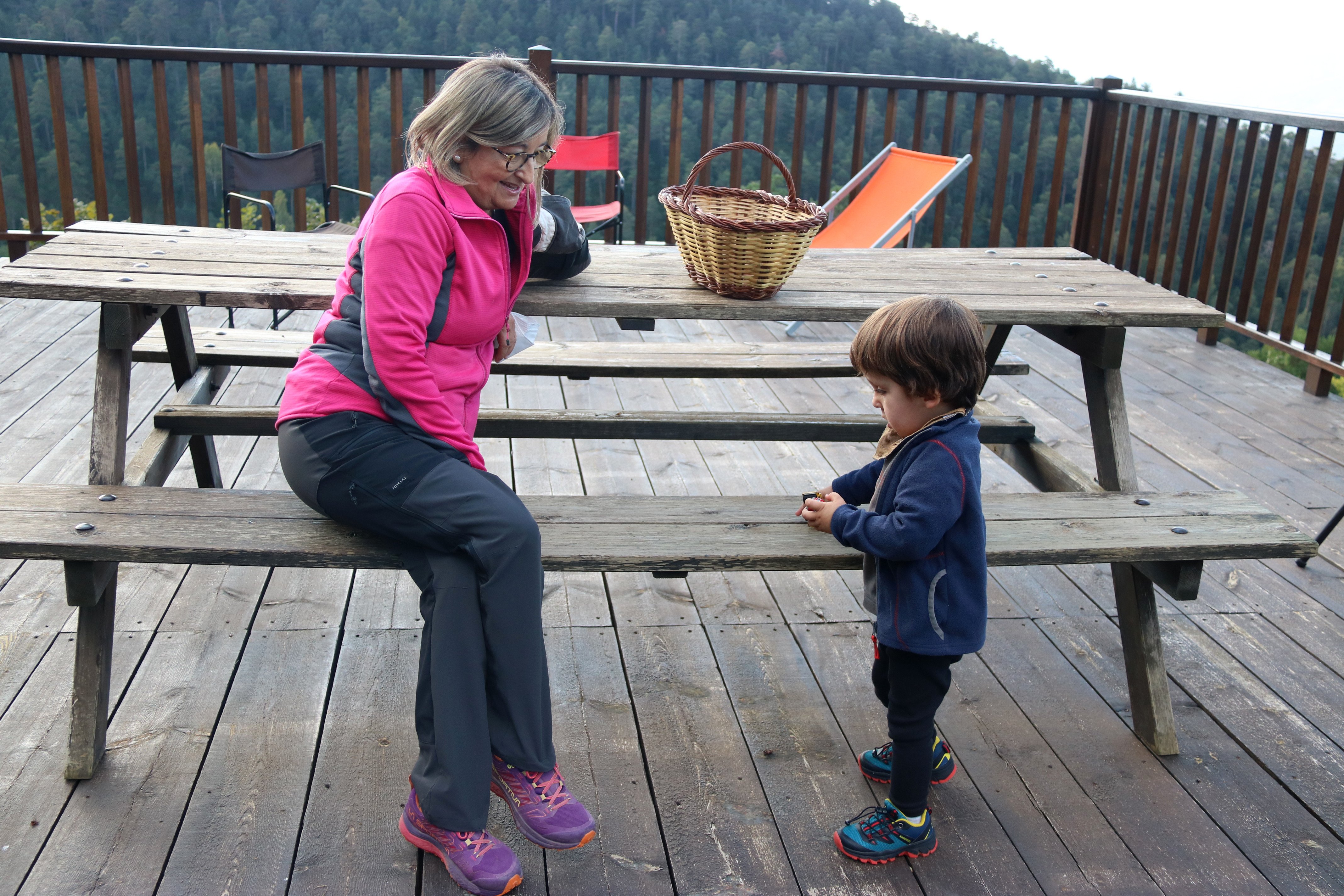 ¿Por qué, científicamente, las abuelas consienten más los nietos que los hijos?