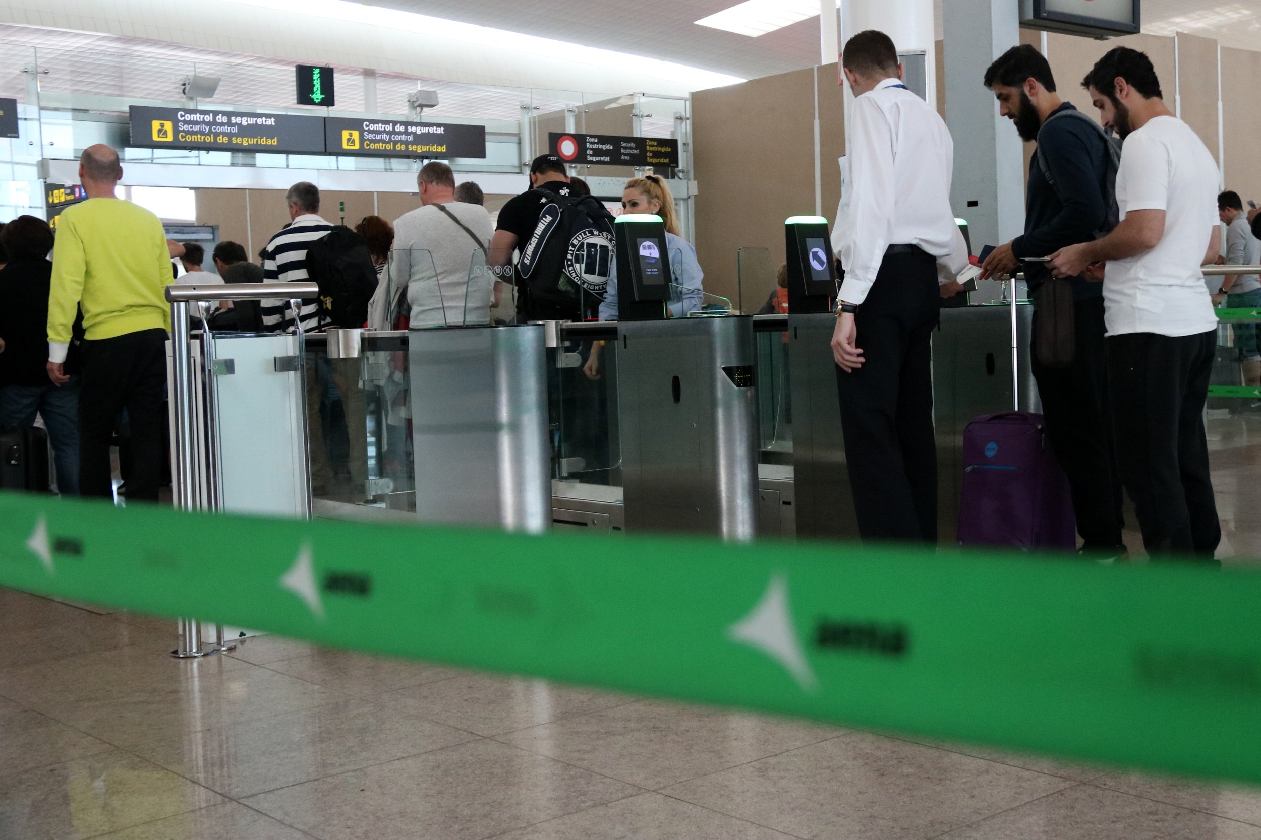 Un sindicat de Policia denuncia noves cues aquest diumenge al Prat i Aena ho nega