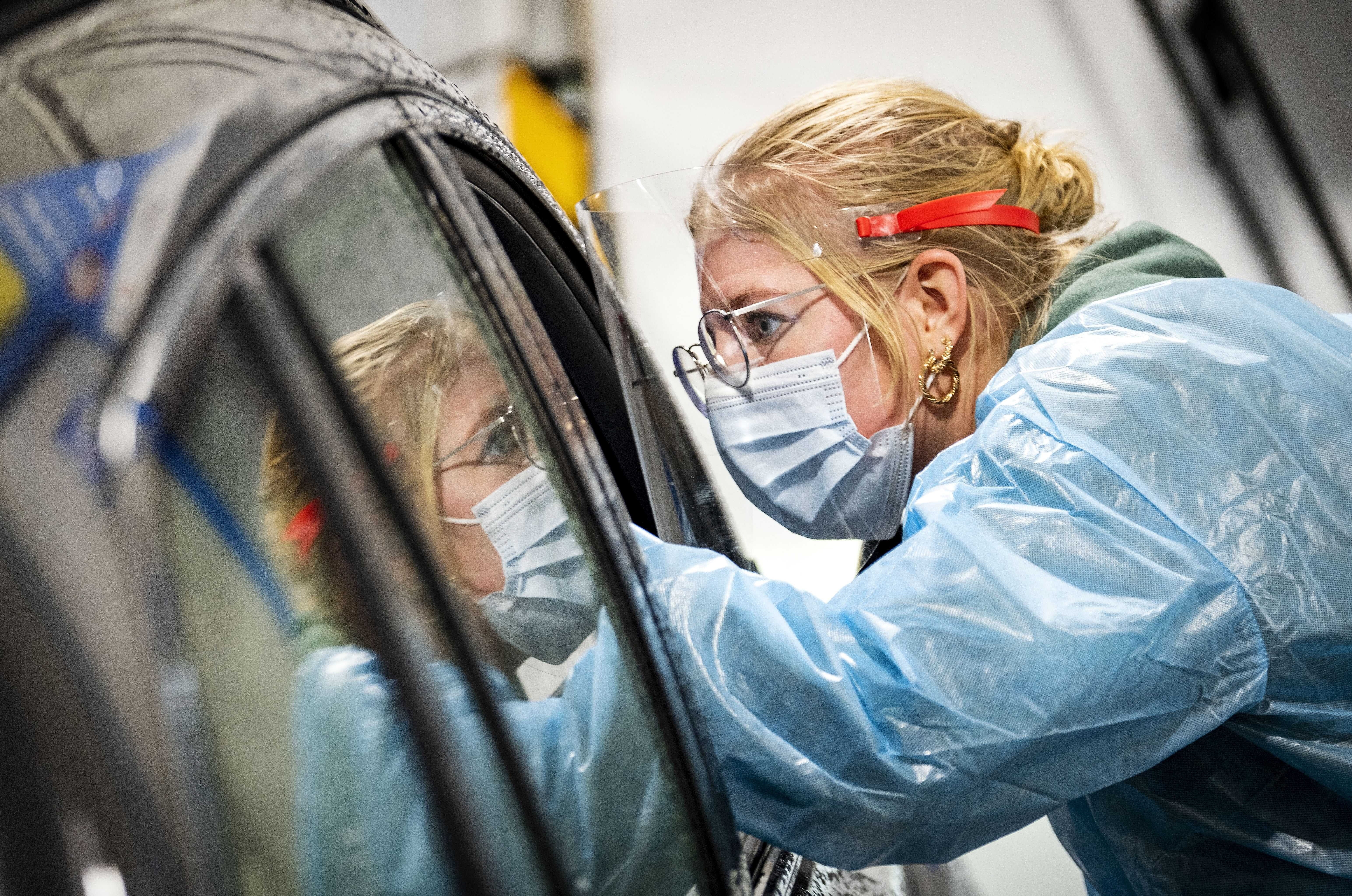 Infectarse de coronavirus por menos de 35 euros: la nueva moda de Países Bajos