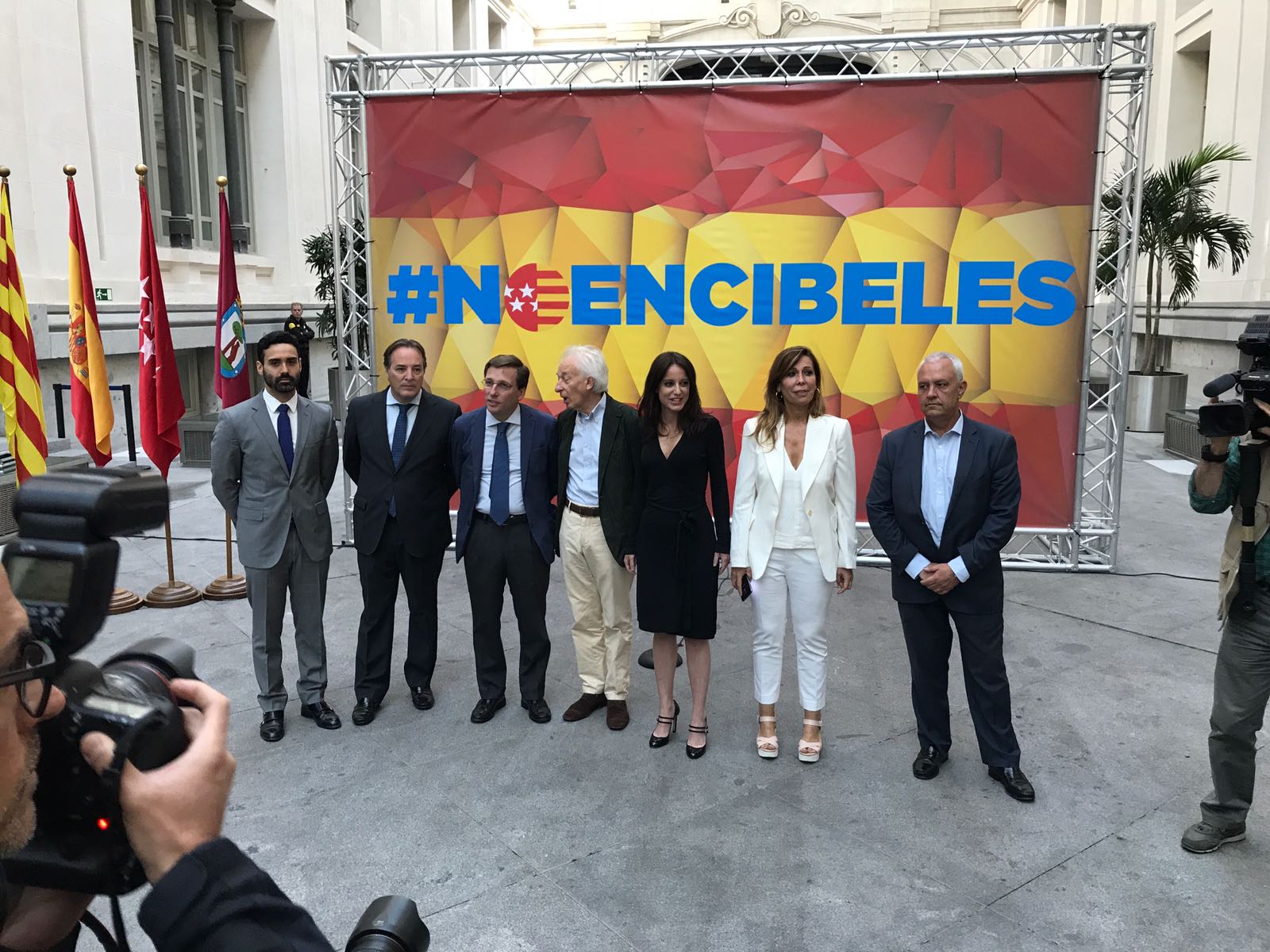 Pinchazo del PP en el acto contra la presencia de Puigdemont en Madrid