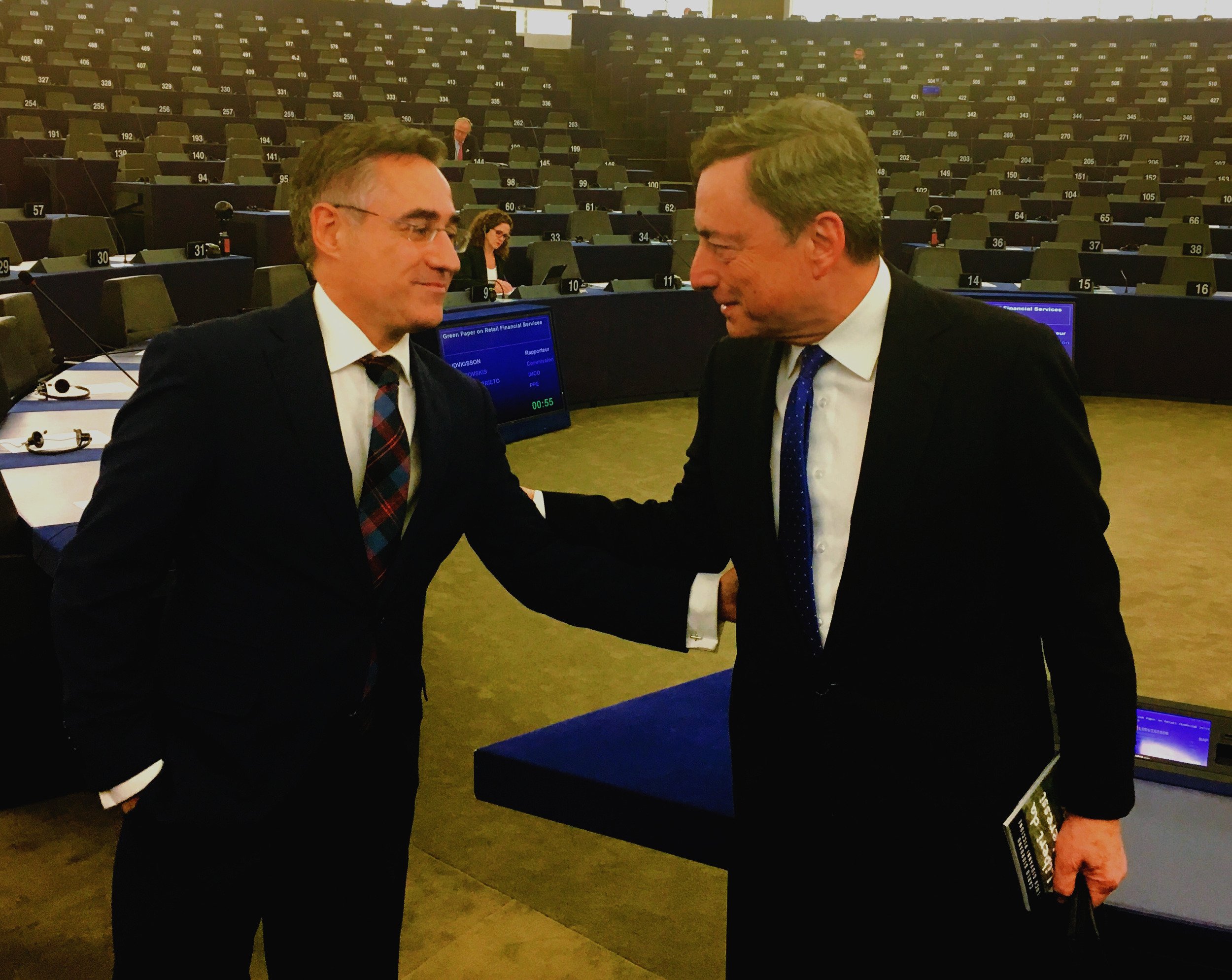 Parlamentarios europeos piden a Draghi explicaciones por la compra de bonos a empresas privadas