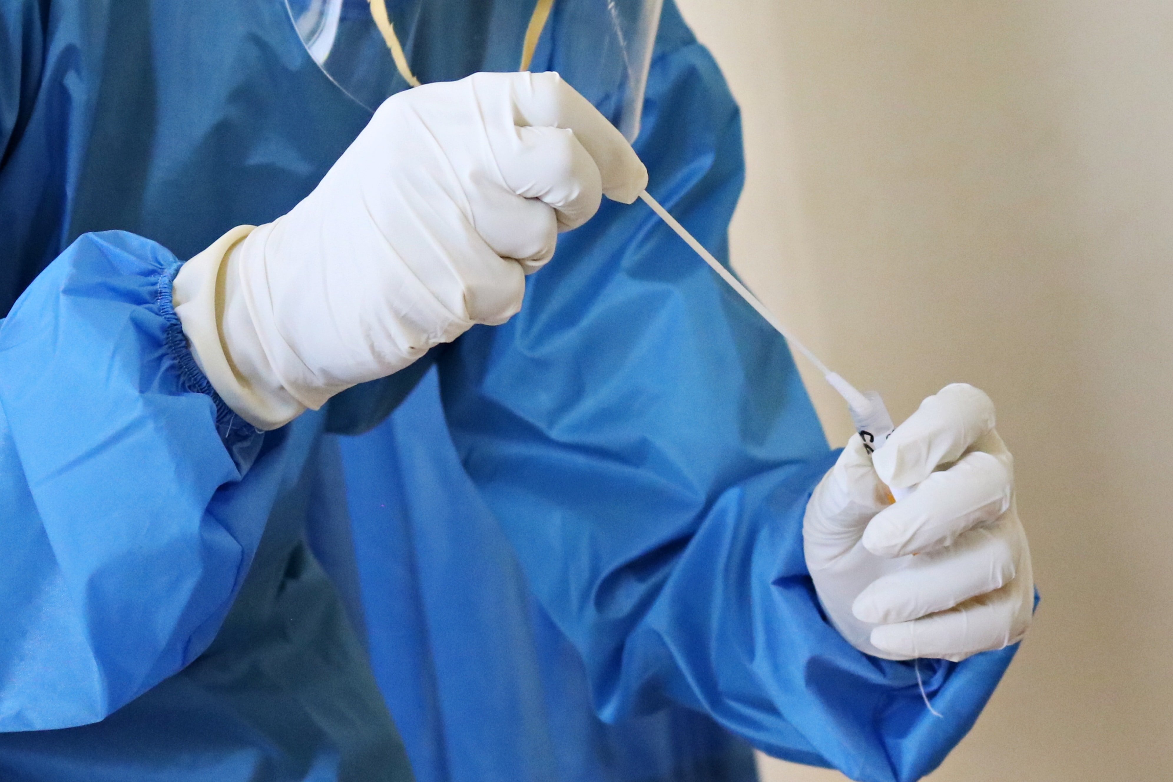 Covid en Catalunya: sigue creciendo la presión hospitalaria y el riesgo de rebrote
