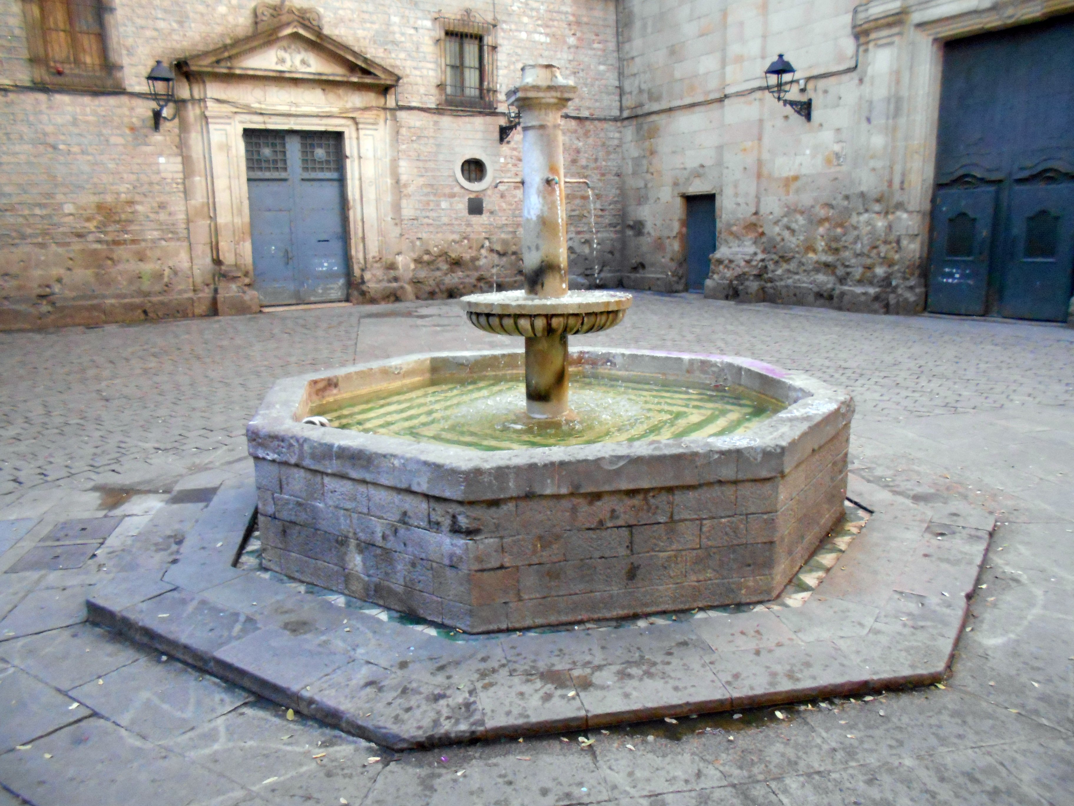 Vandalizan la fuente de la plaza de Sant Felip Neri