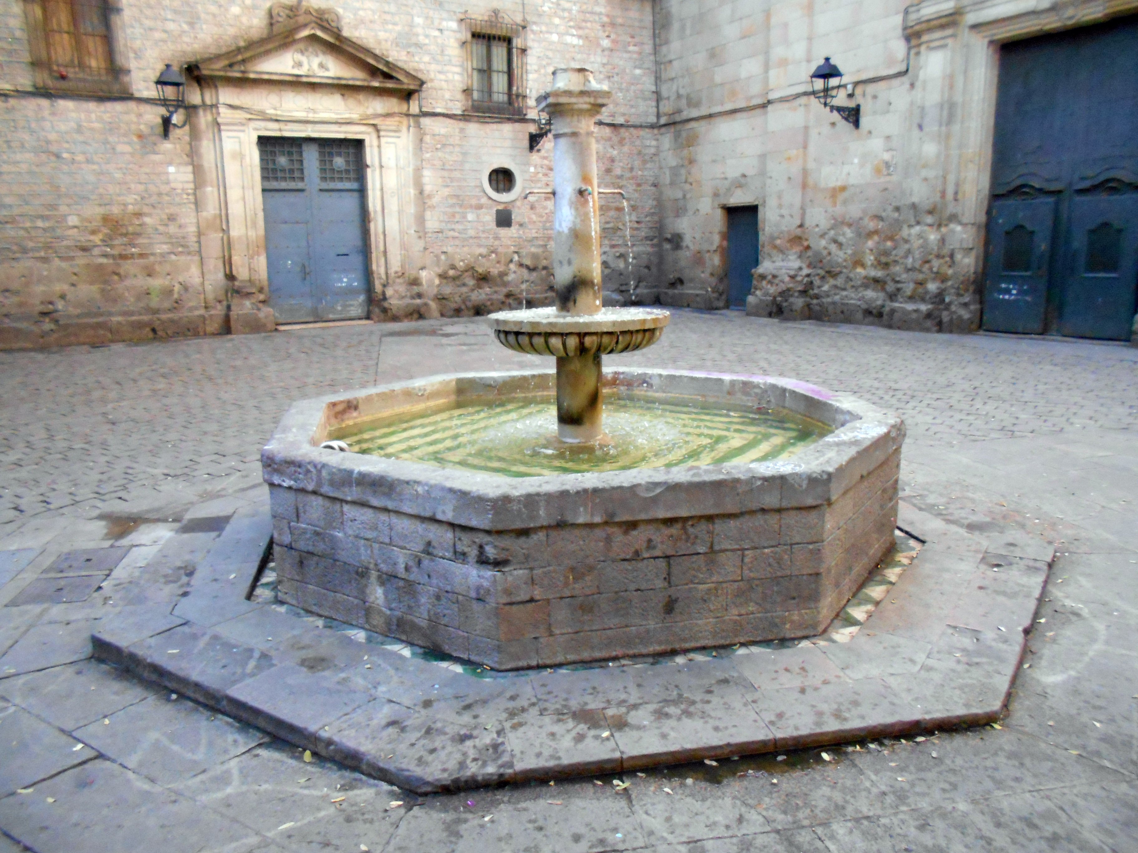 Vandalitzen la font de la plaça de Sant Felip Neri