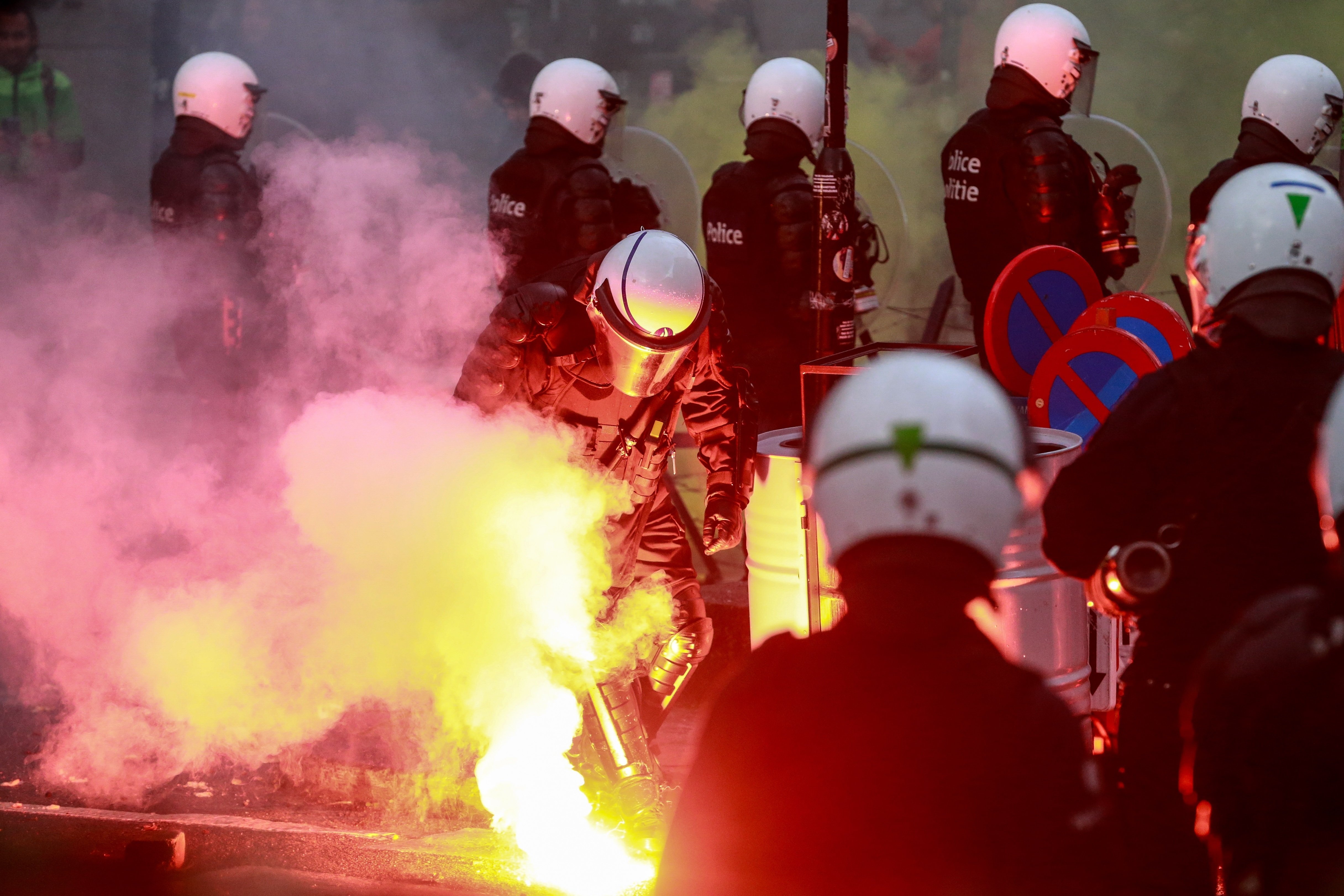 Batalla campal en Bruselas por las restricciones covid