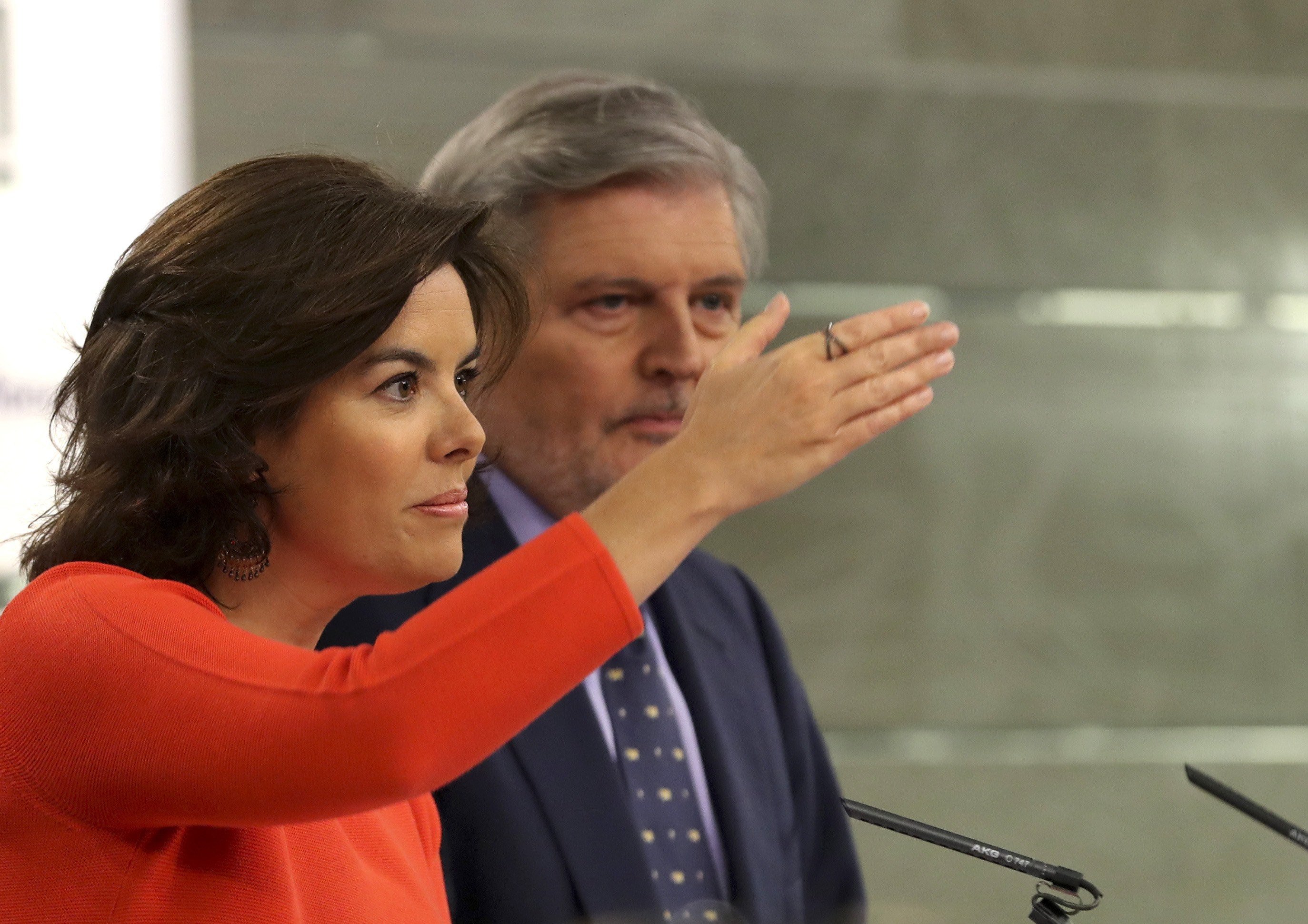 Soraya invita ahora a Puigdemont a debatir el referéndum en el Congreso