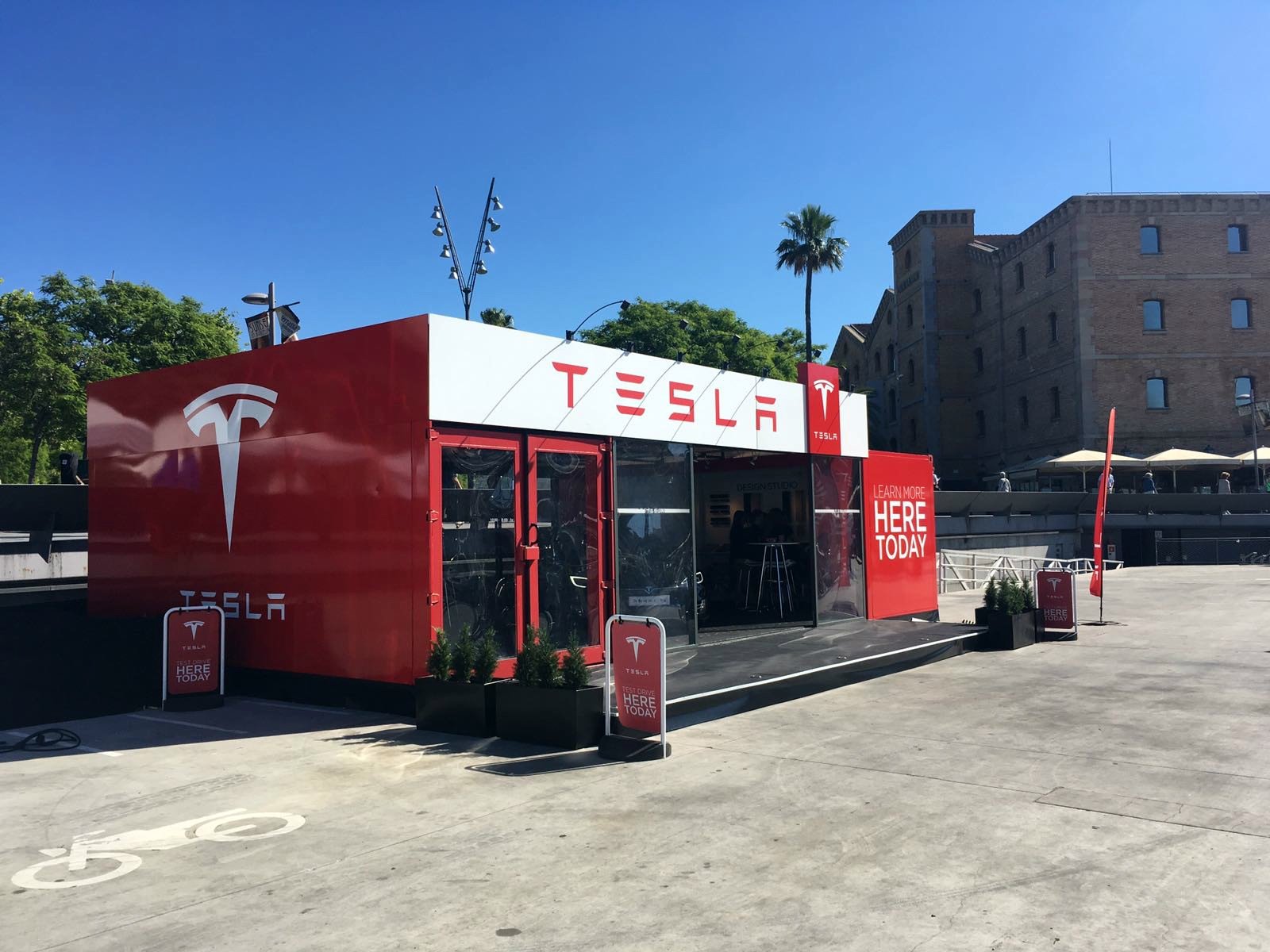 Tesla inaugura su primera tienda en Barcelona