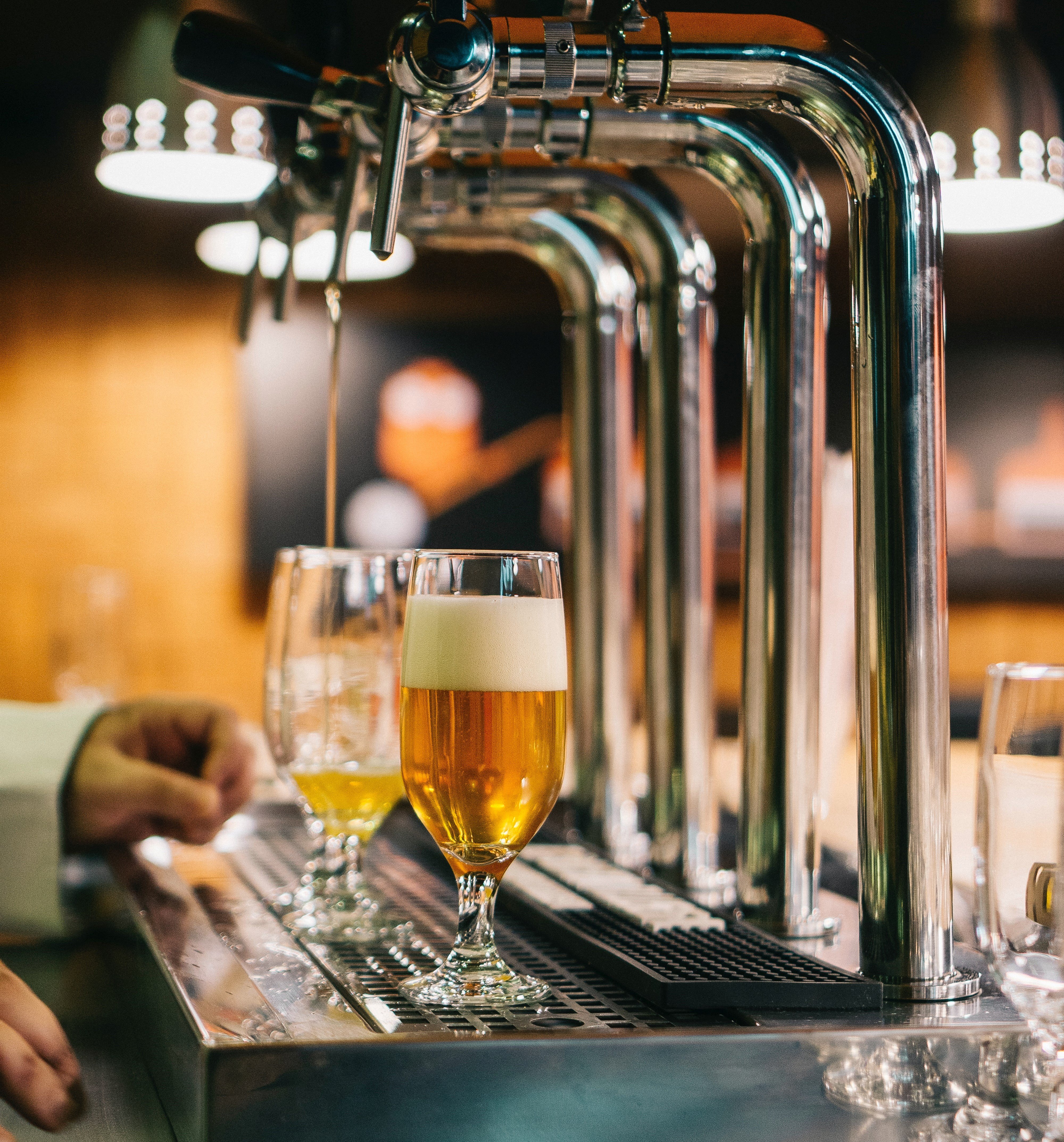 Nou atac a la llengua: expulsen quatre joves d'un bar per parlar català