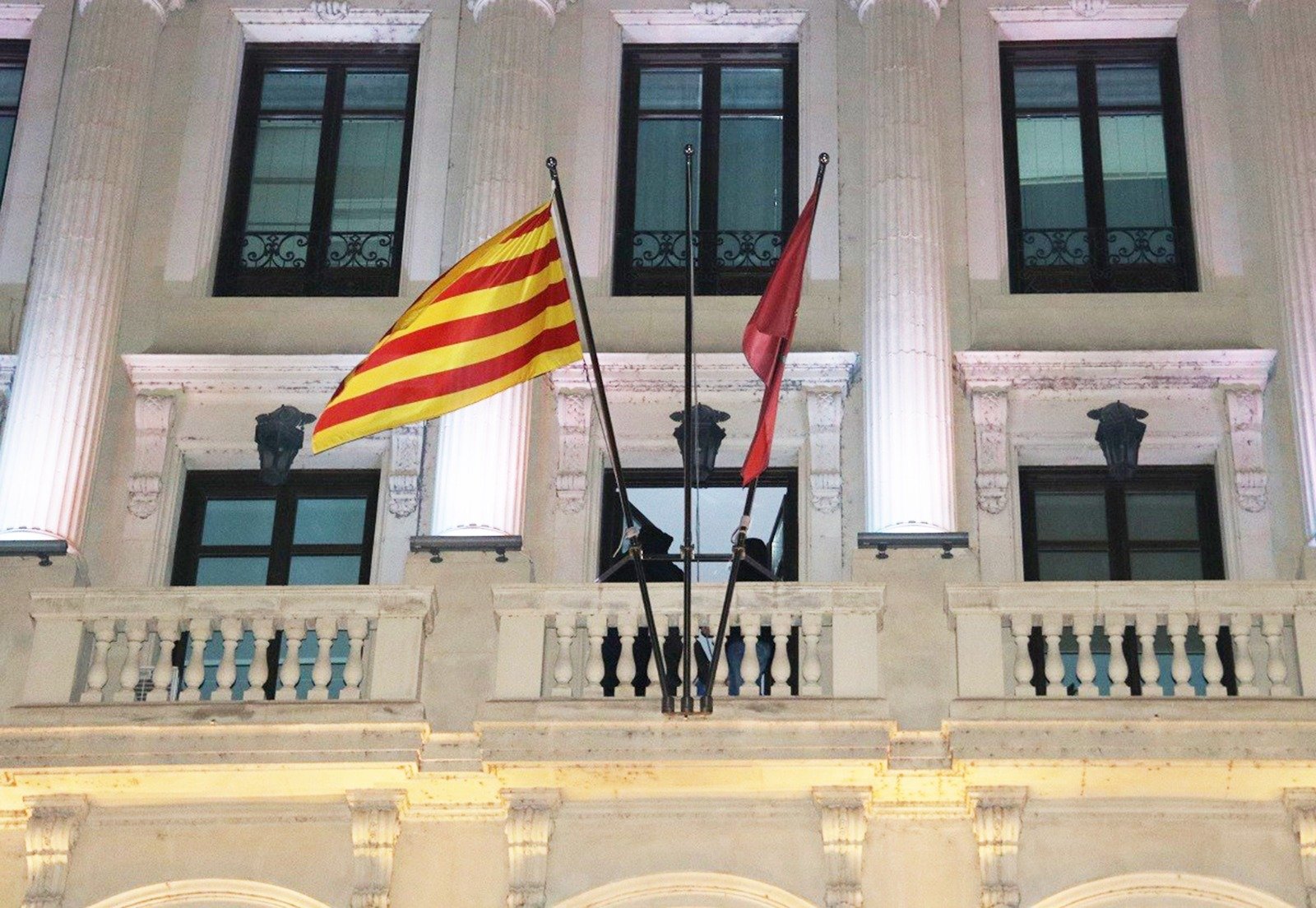 8 de cada 10 ajuntaments catalans rebutgen penjar la bandera espanyola