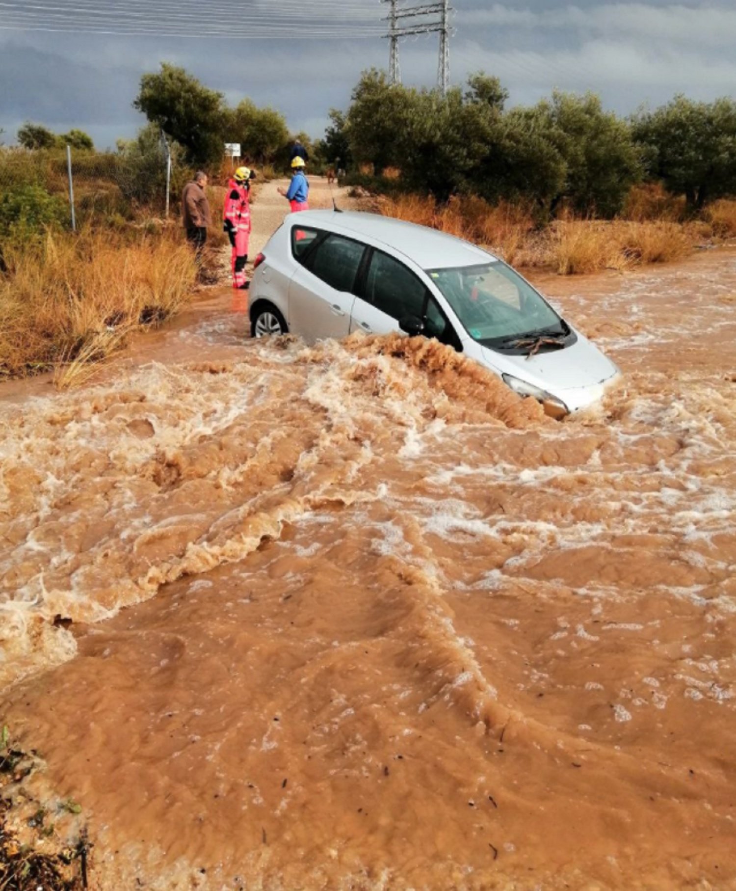 Cotxe inundat / Foto: @bomberscat