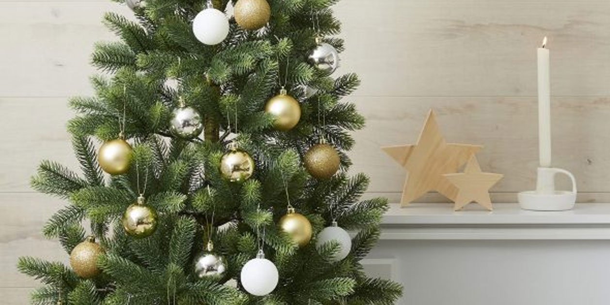 Aldi tiene unas bolas navideñas irrompibles en 5 colores distintos