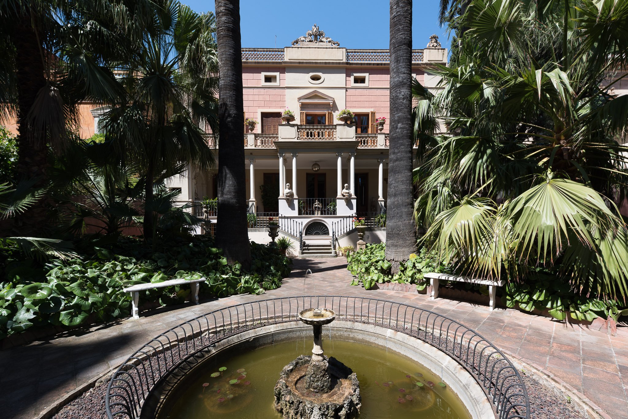 Casa rocamora, en el exclusivo barrio de Sarria (Barcelona)