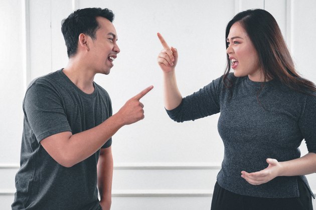 discusion pareja unsplash