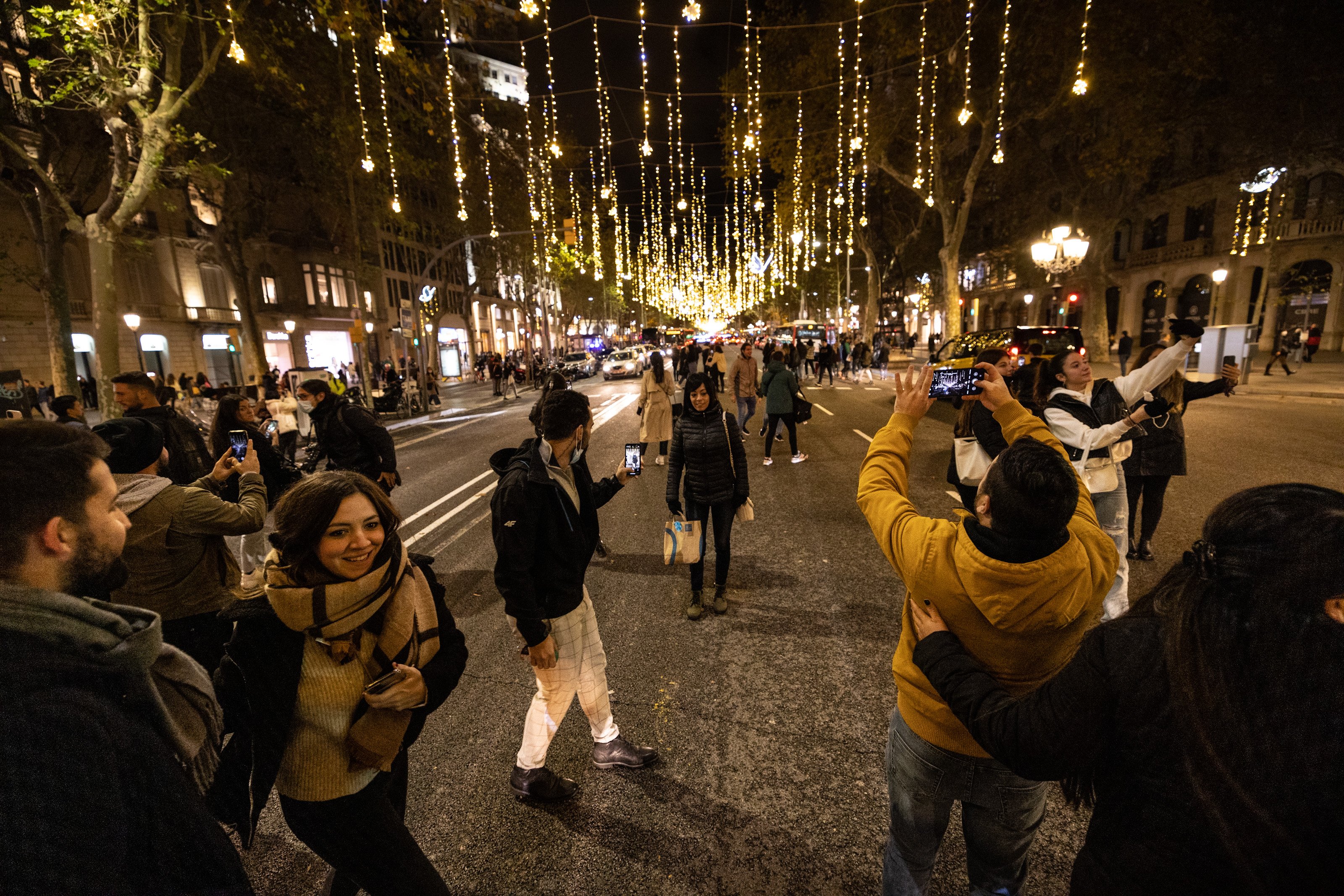 Barcelona encén els llums de Nadal (malgrat la pluja)