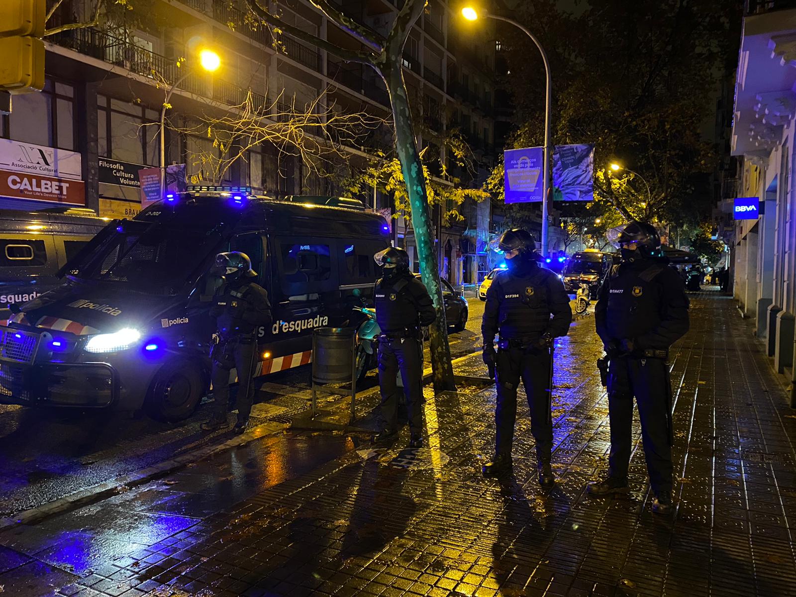 Gran operativo policial de los Mossos en el Eixample para desalojar un casal