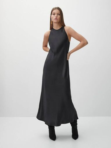 Satinado negro cuello halter y de Massimo Dutti as es el