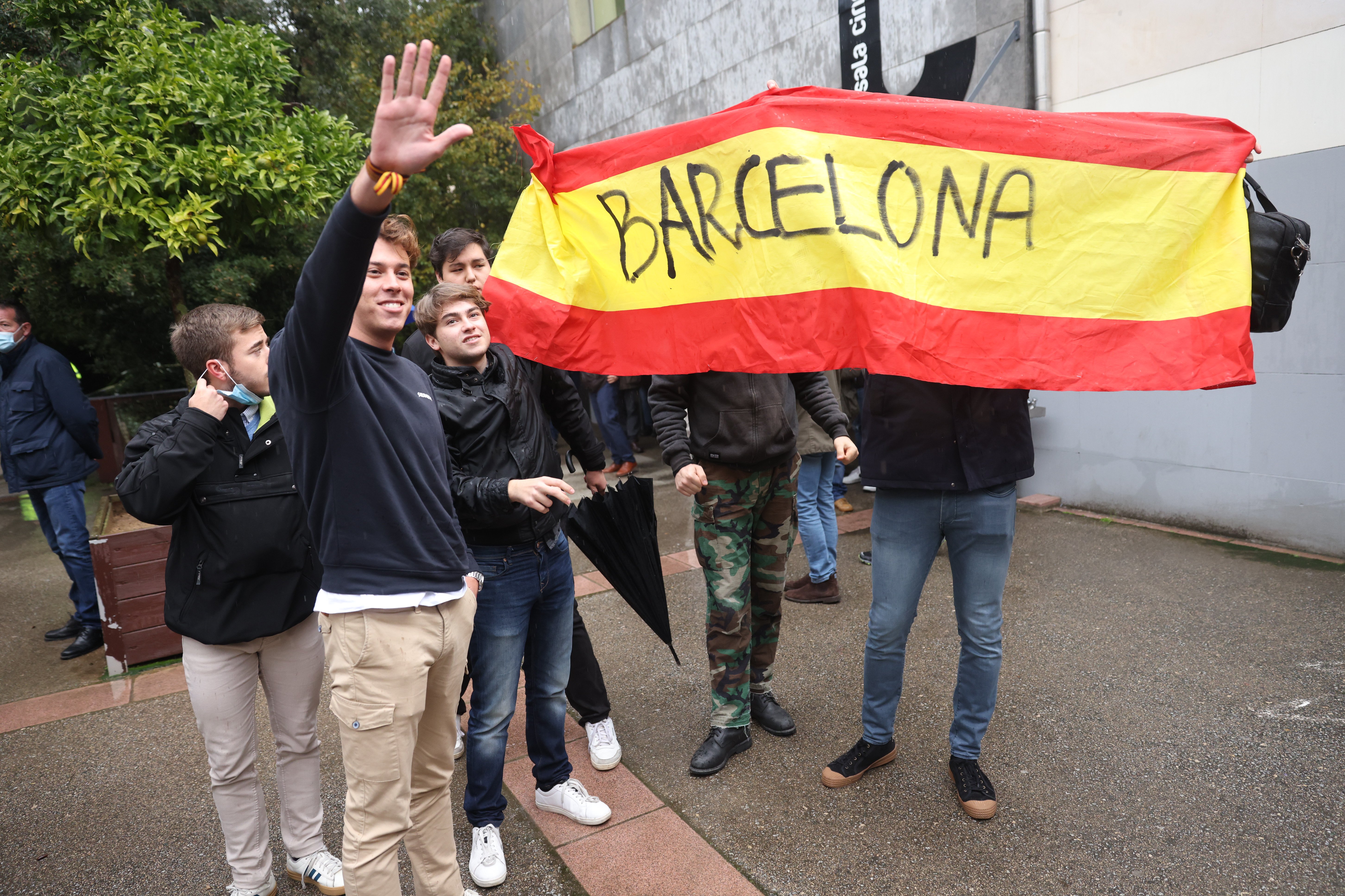 Baralla d'ultres: la Falange acusa Vox de copiar-los a Girona