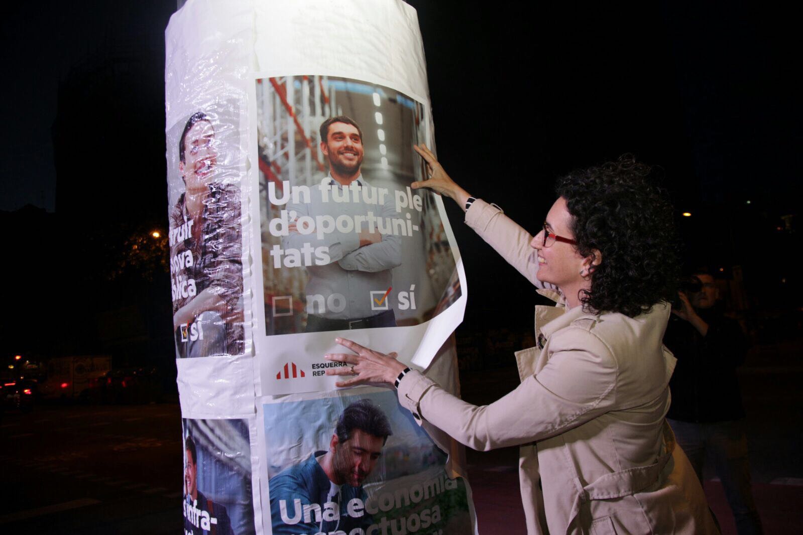 ERC comença la campanya pel 'sí' amb l'enganxada de cartells