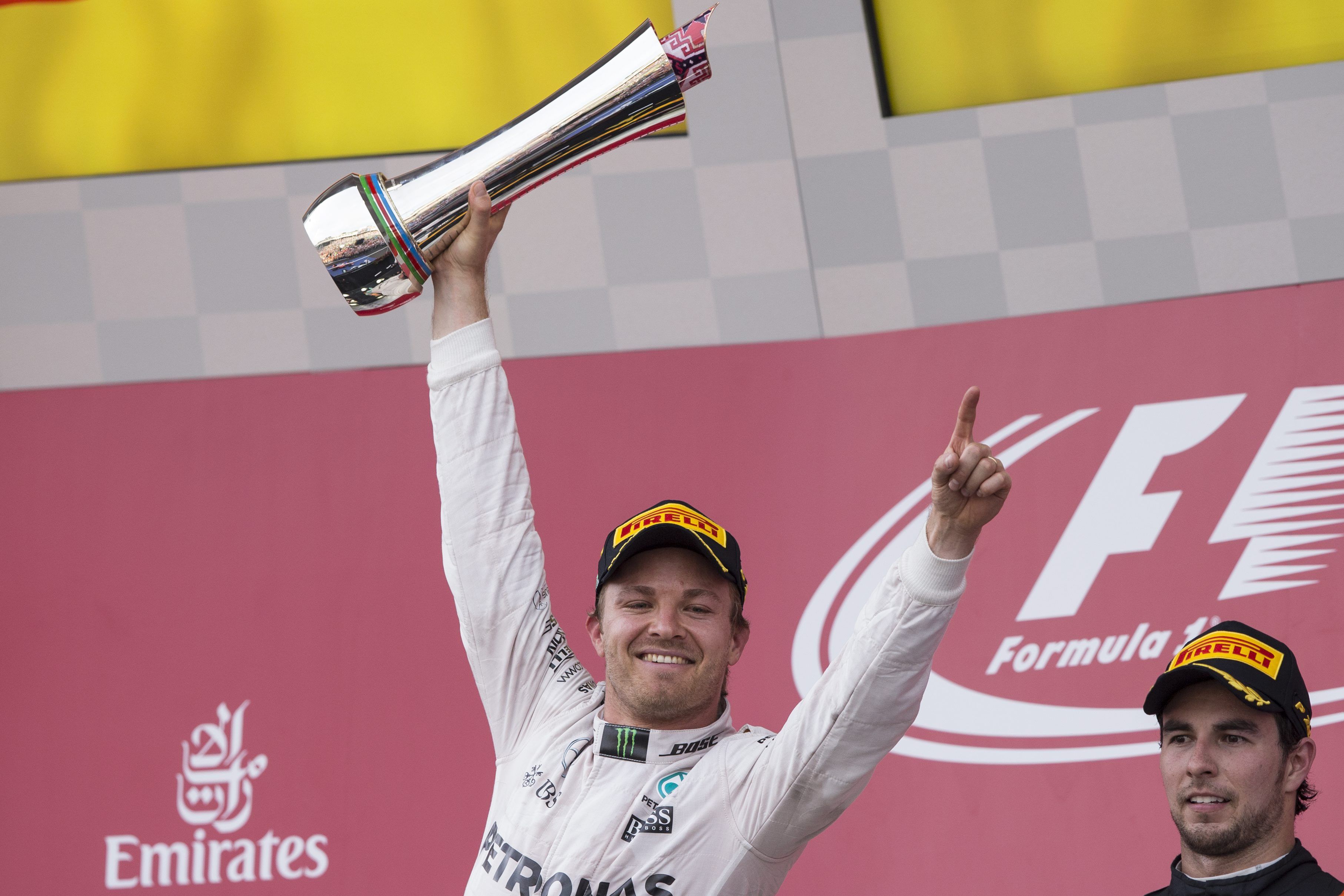 Rosberg coge las riendas del Mundial en el estreno en Bakú