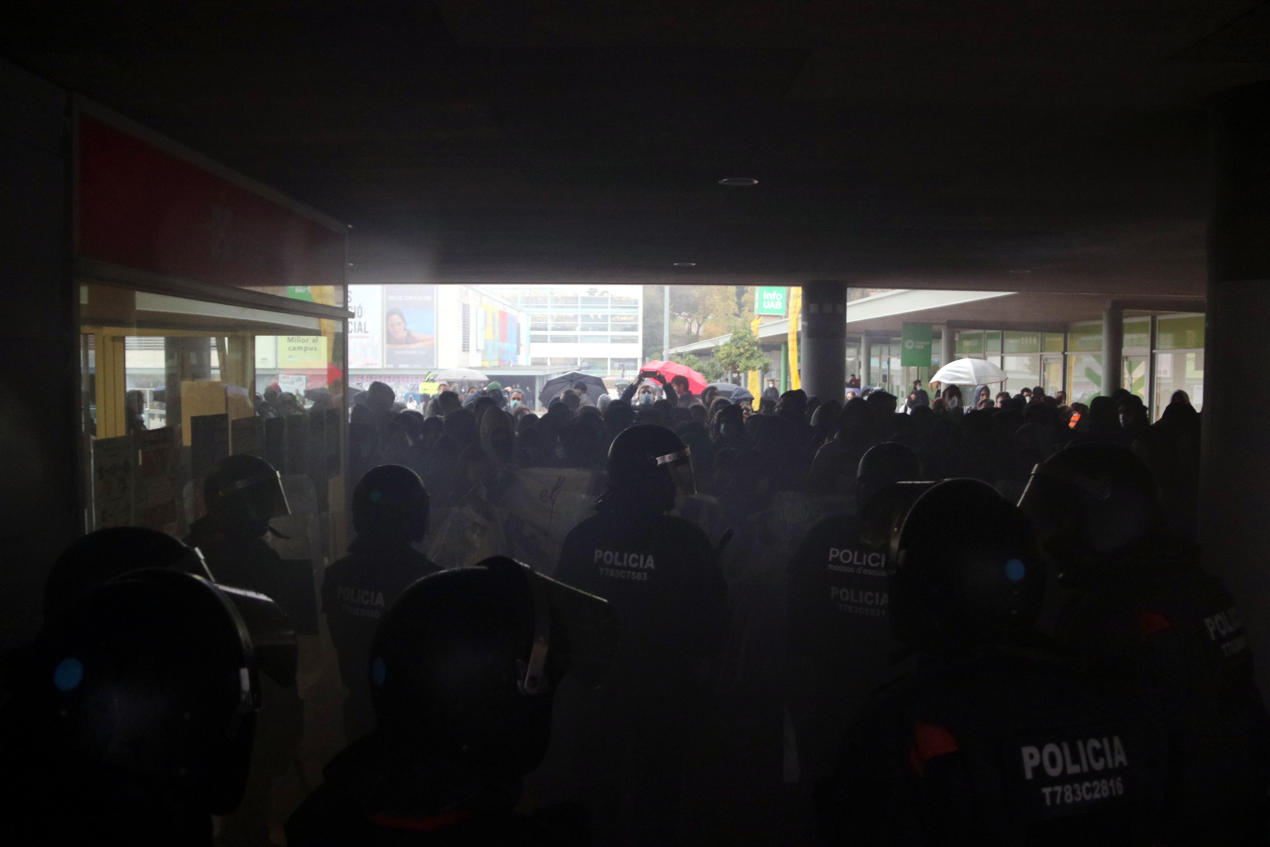linia policial mossos campus uab acte sha acabat antifeixistes acn