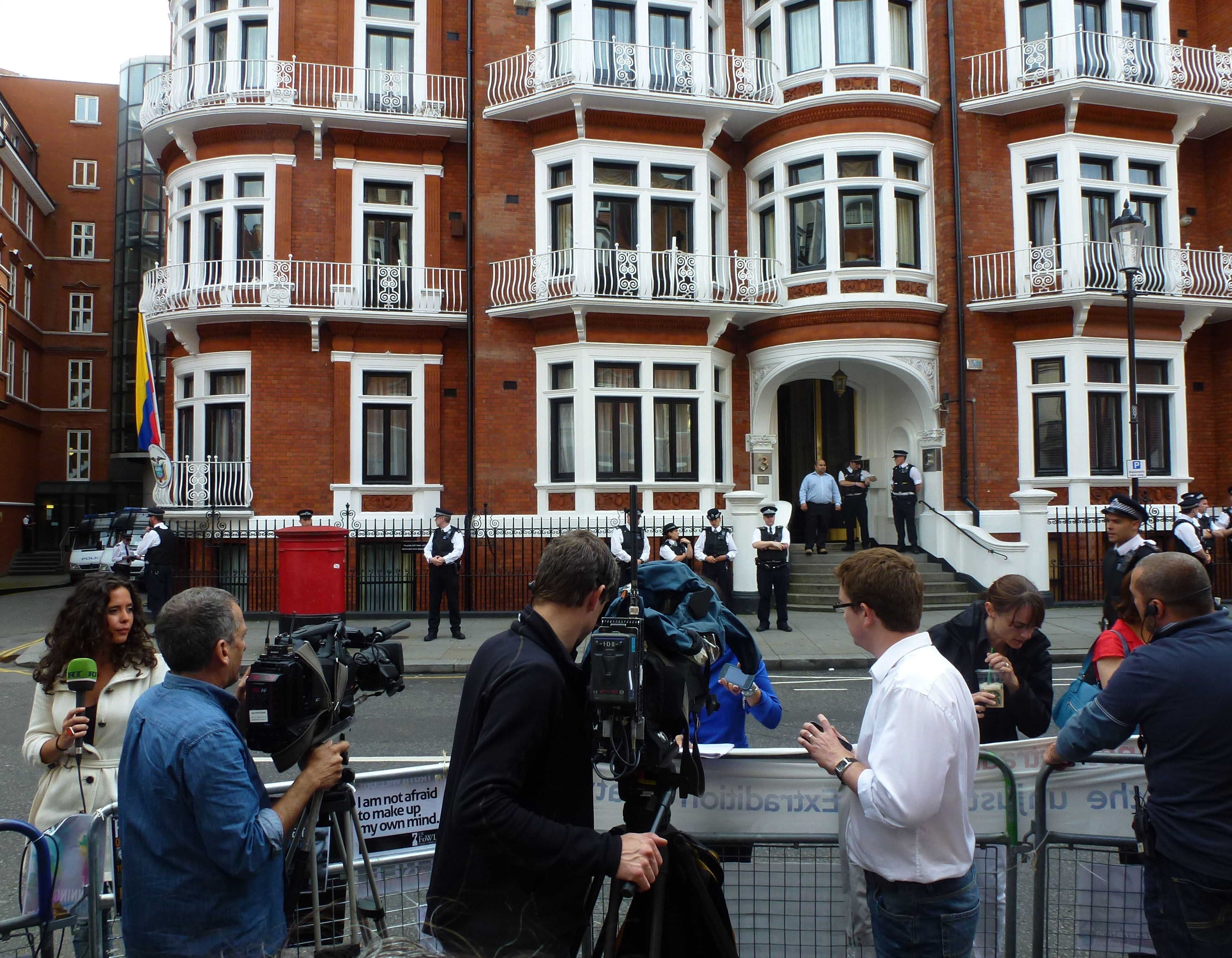 Advocats d'Assange: "Si surt de l'ambaixada avui sense salconduit pot ser reclamat pels EUA"
