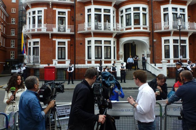 Assange ambaixada equador a l'espera advocats Nick Hidder CC BY SA 2.0