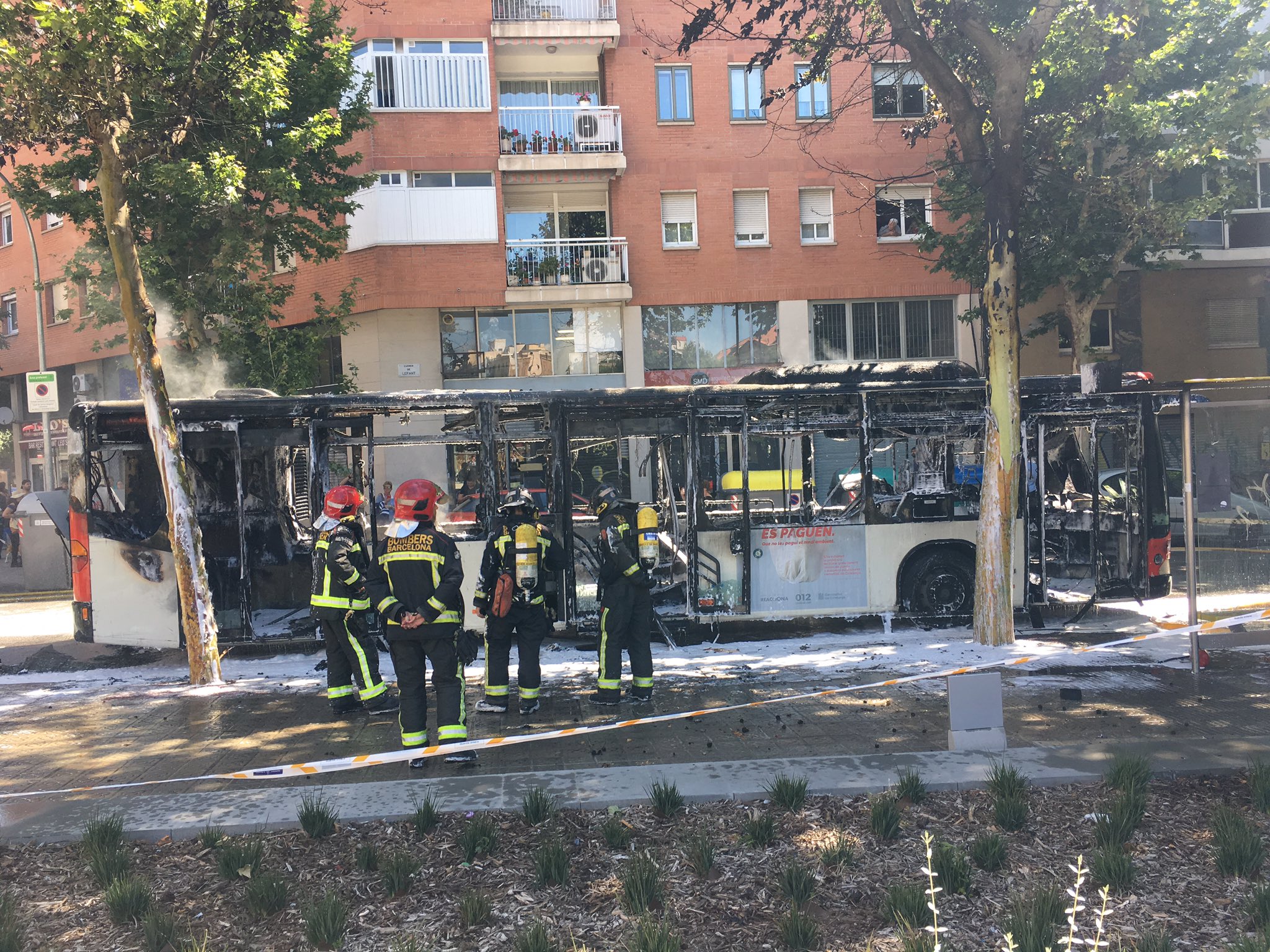 Crema un autobús al carrer de Lepant amb Aragó