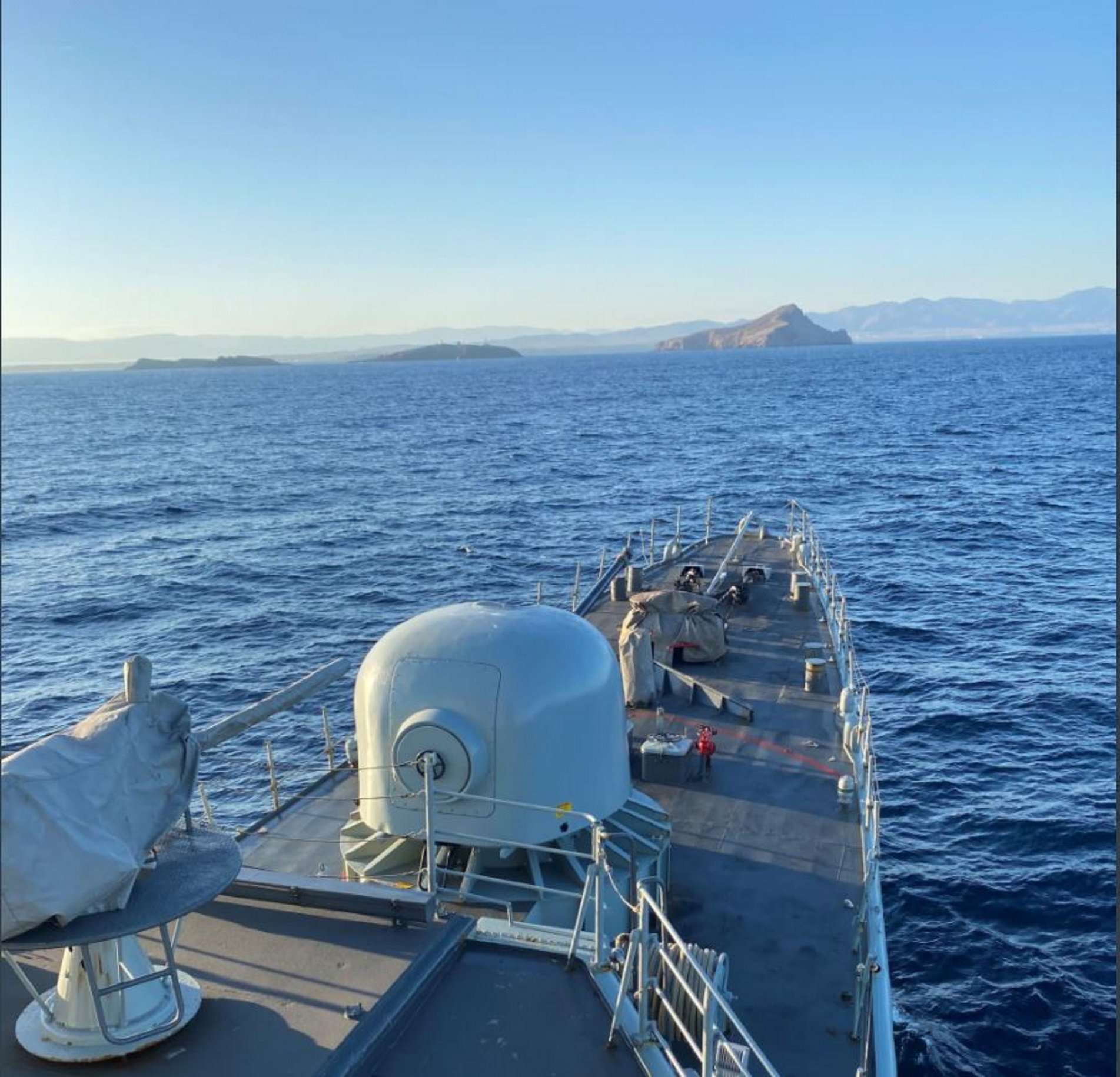 España envía un barco de guerra a las Chafarinas: "¿Perejil II?", dice Iñarritu