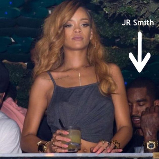 Rihanna al costat de|juntament amb JR Smith